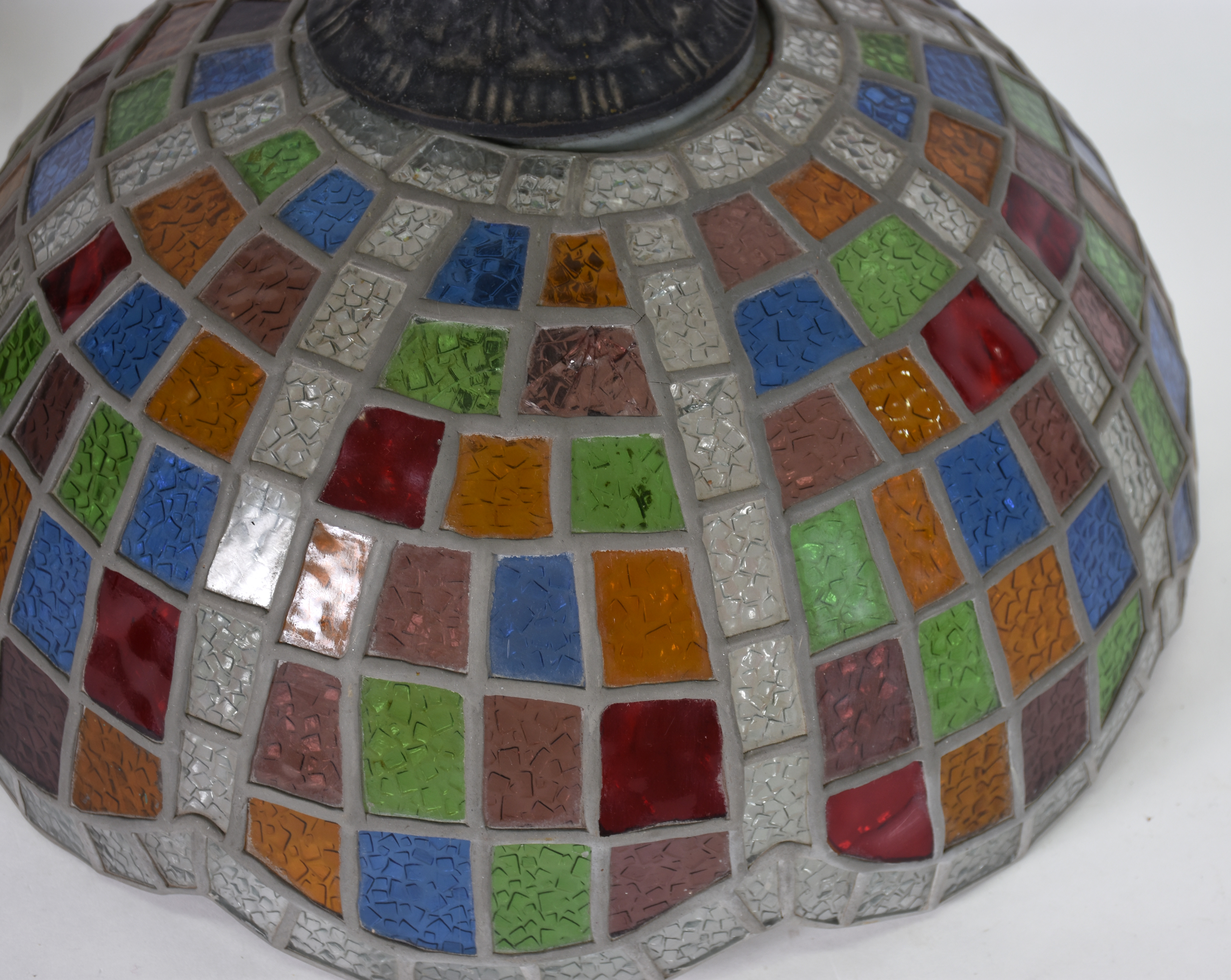 Duas luminárias de teto com placas de vidro colorido. - foto 2 de 2