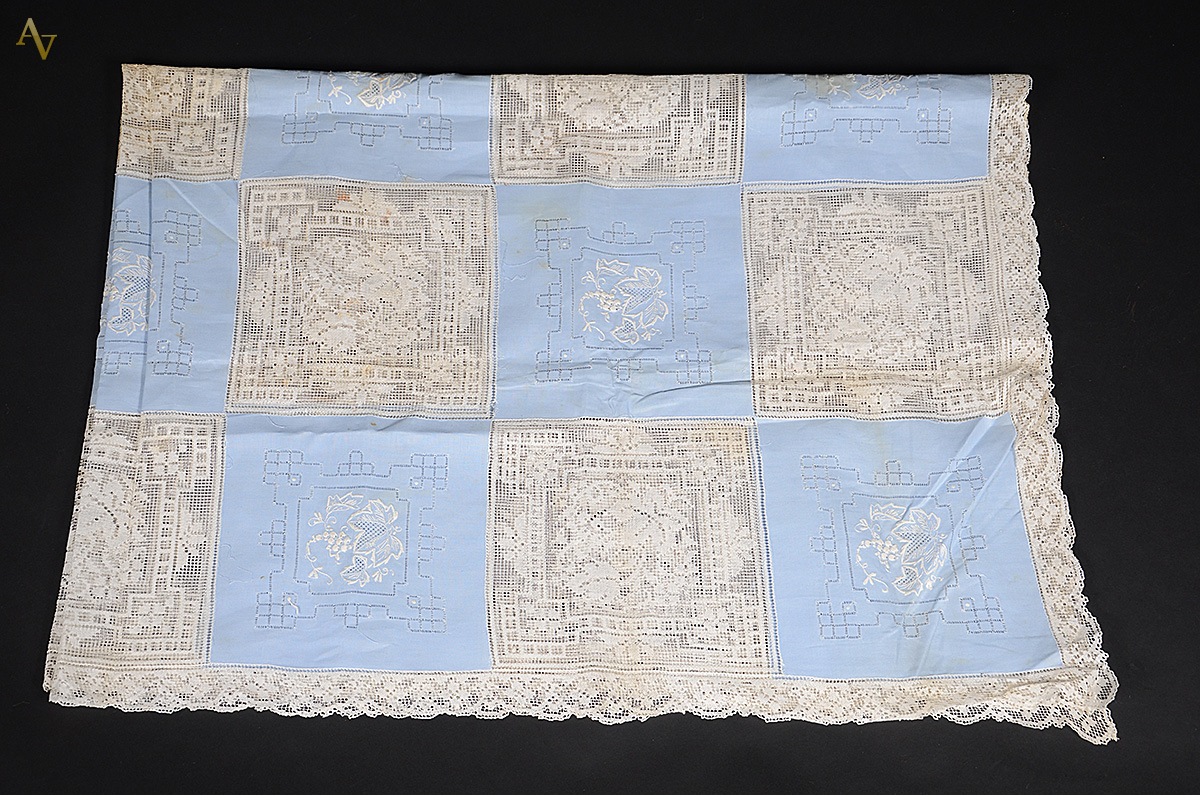 Toalha de linho azul com bordado em renda. Medidas 1,33 x 1,79 m (com...