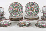 Onze xícaras para chá com pires e onze pratos d... - Onze xícaras para chá com pires e onze pratos de sobremesa de porcelana Chinesa decorada ao gosto família rosa. Total 22 peças.