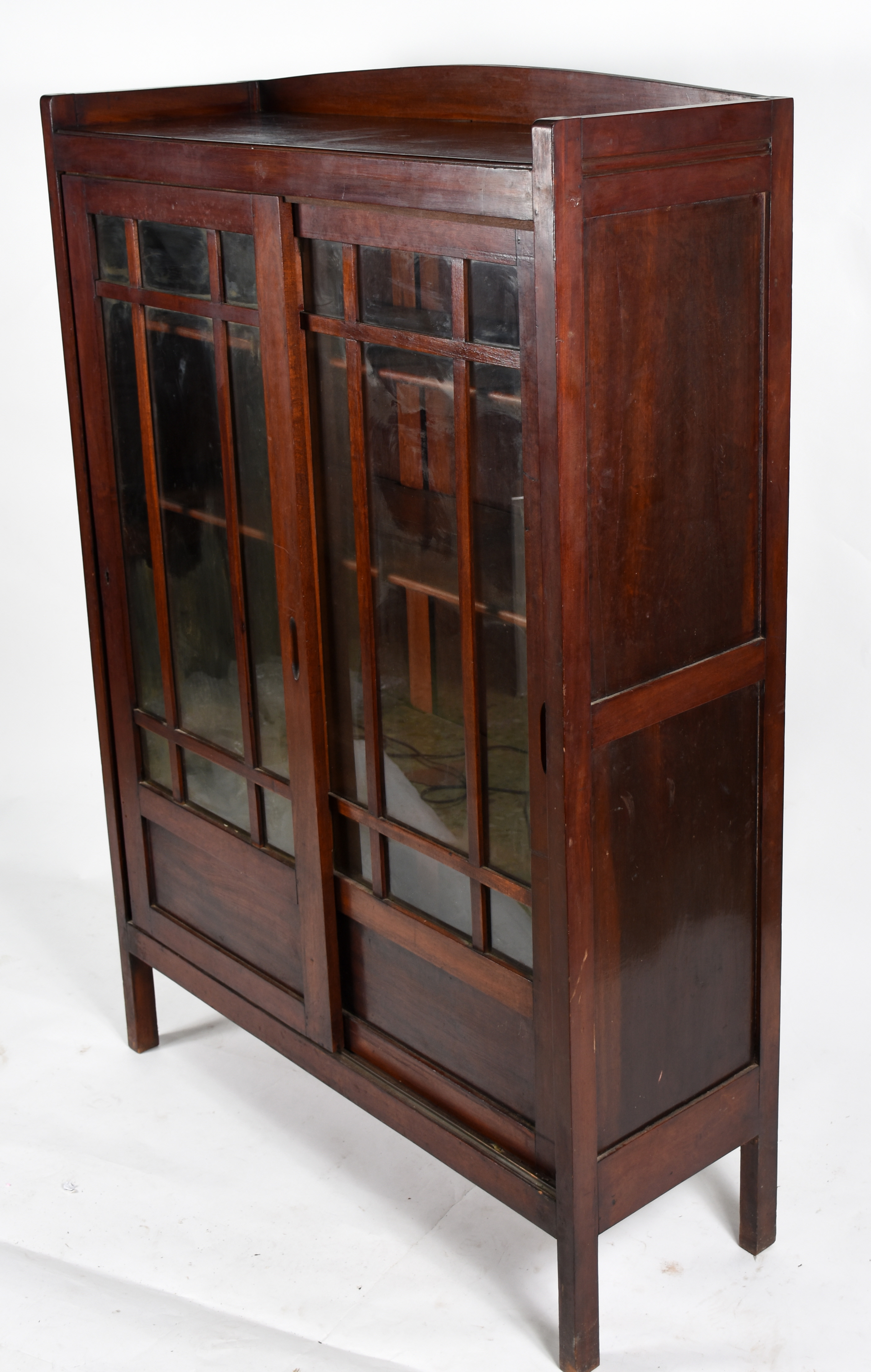 Vitrine de madeira nobre com 2 portas de correr de vidro - foto 1 de 3