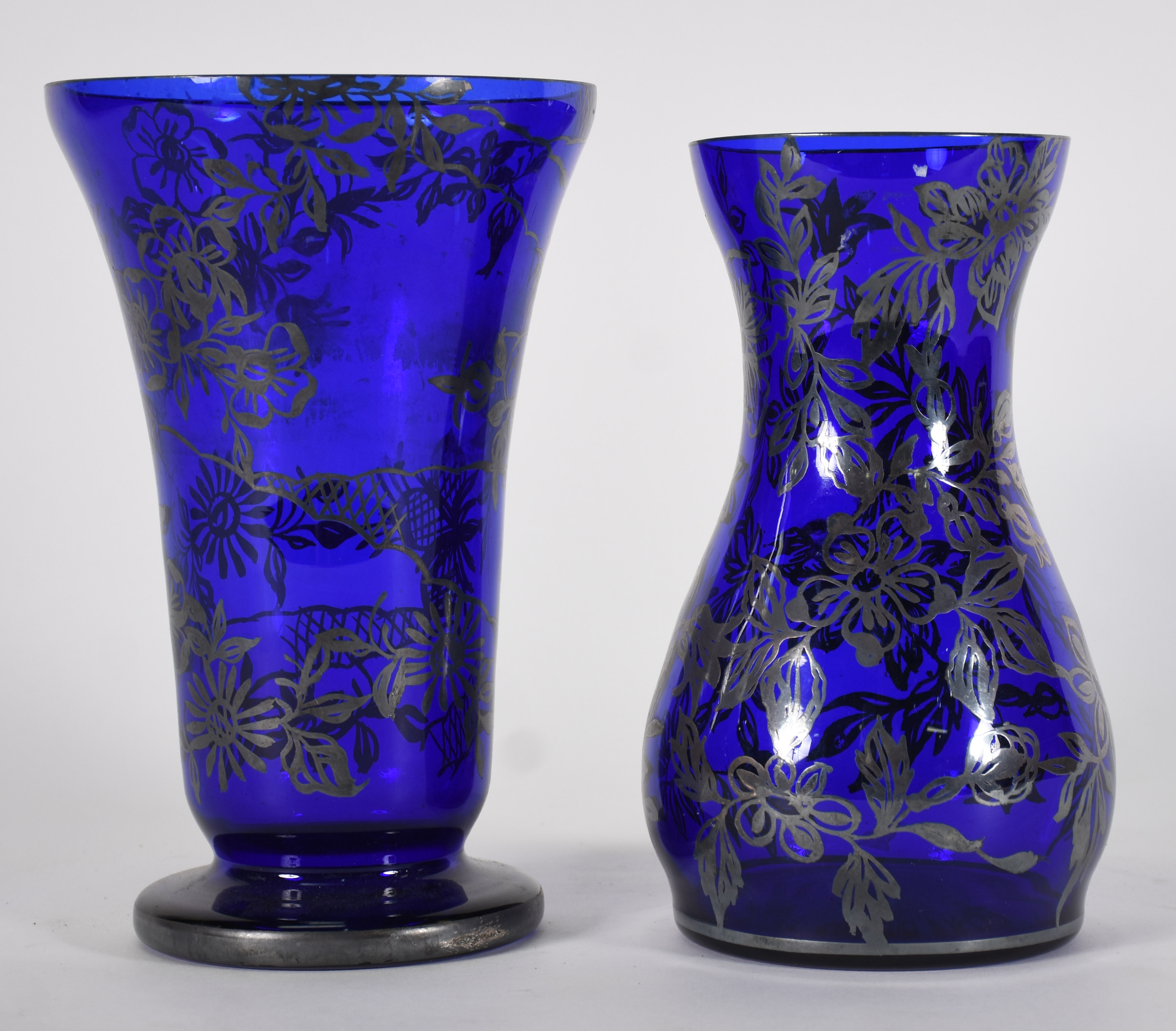 Dois vasos de vidro na cor azul decorados com guirlandas florais em... - foto 1 de 3