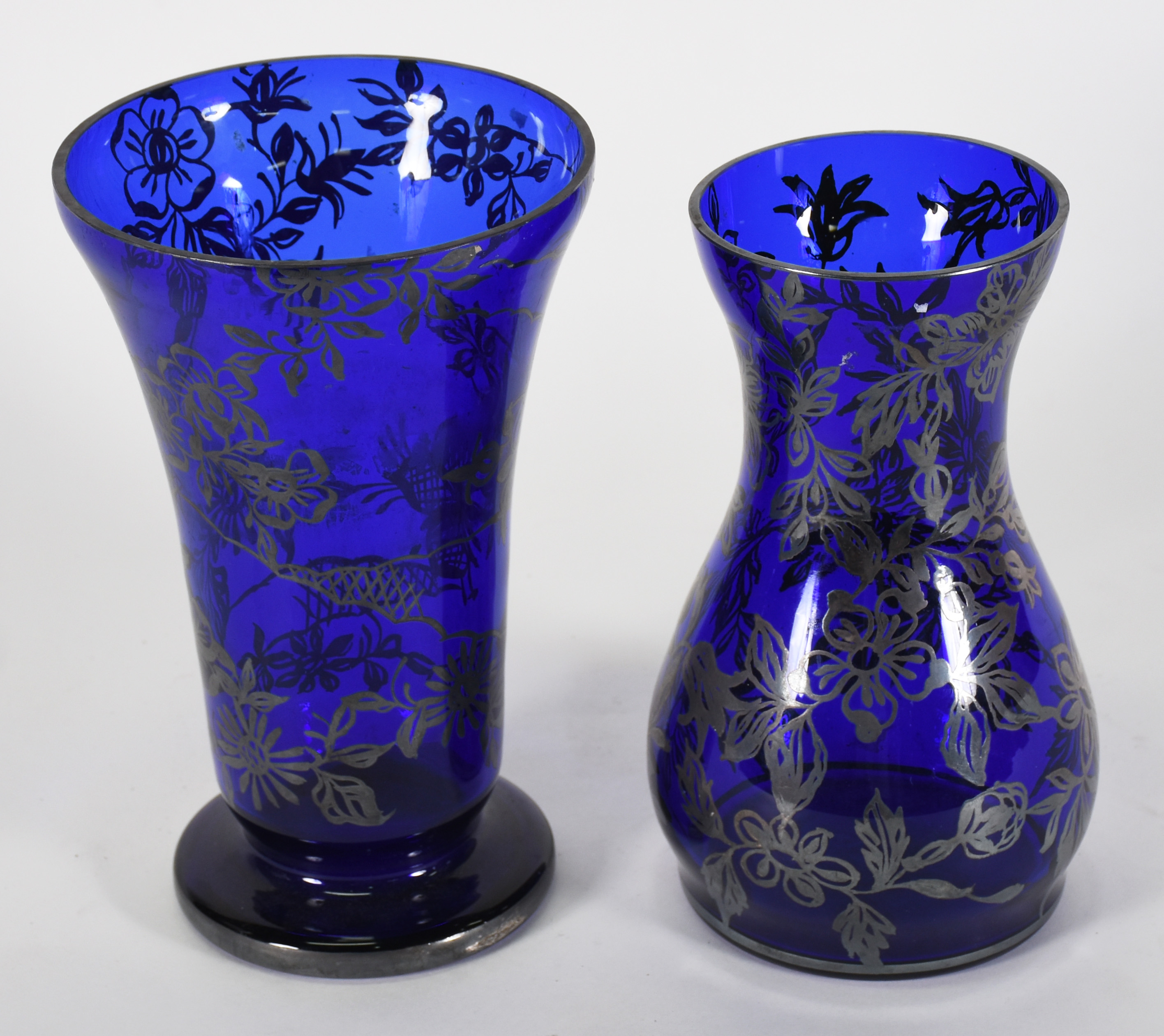 Dois vasos de vidro na cor azul decorados com guirlandas florais em... - foto 2 de 3