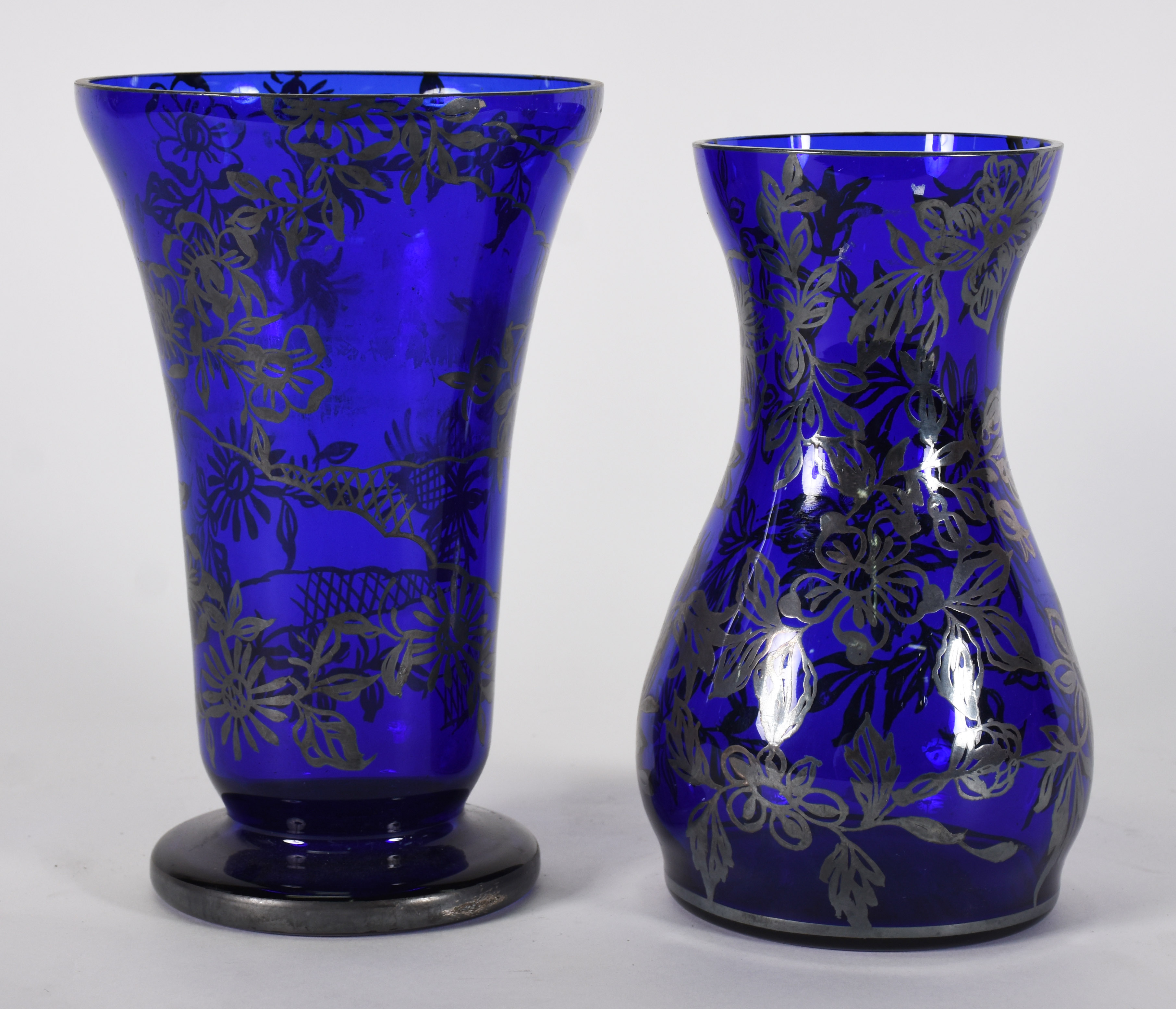 Dois vasos de vidro na cor azul decorados com guirlandas florais em... - foto 3 de 3