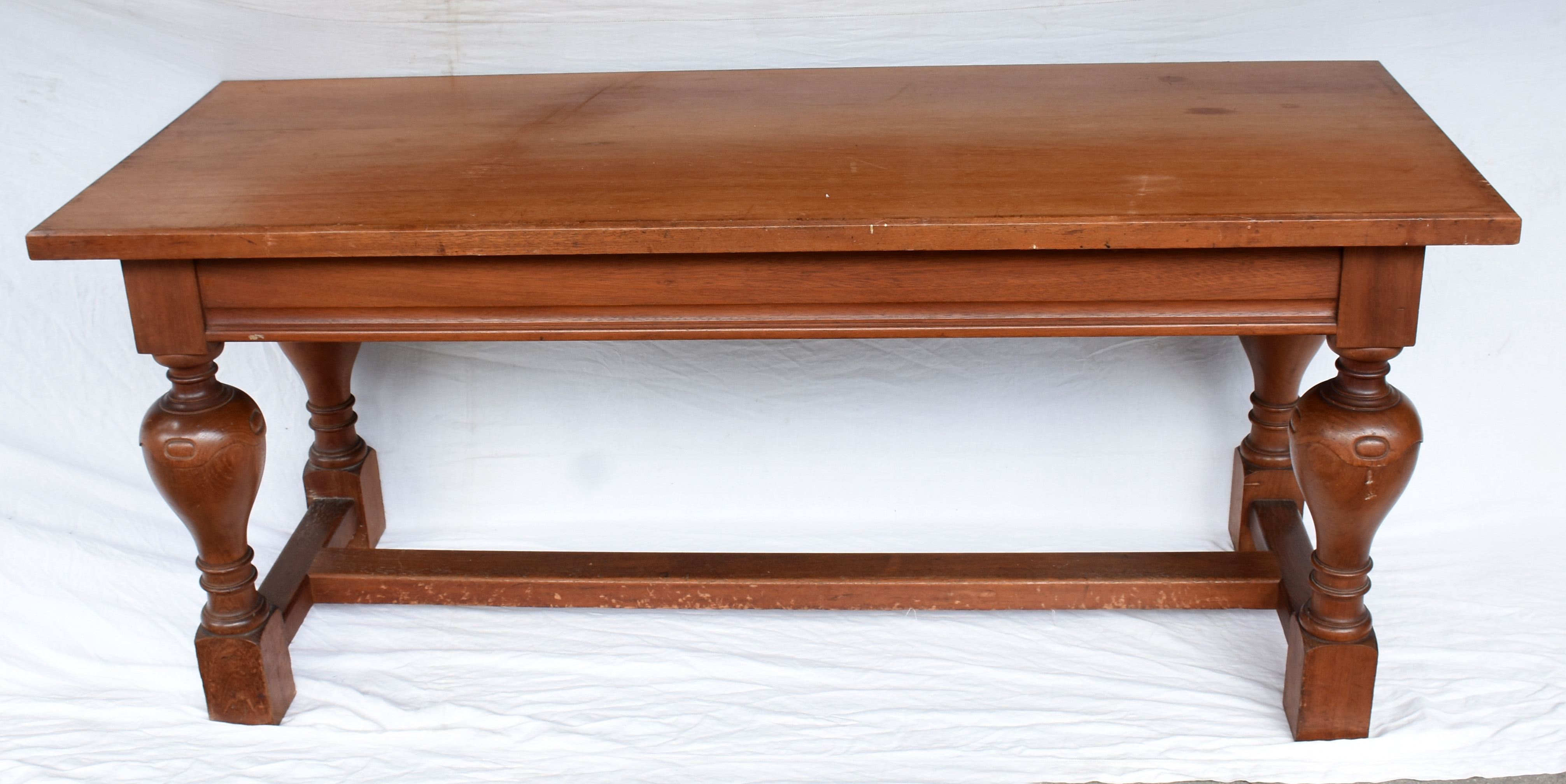 Laubisch Hirth - Mesa de madeira nobre, pernas torneadas ligadas por... - foto 1 de 3