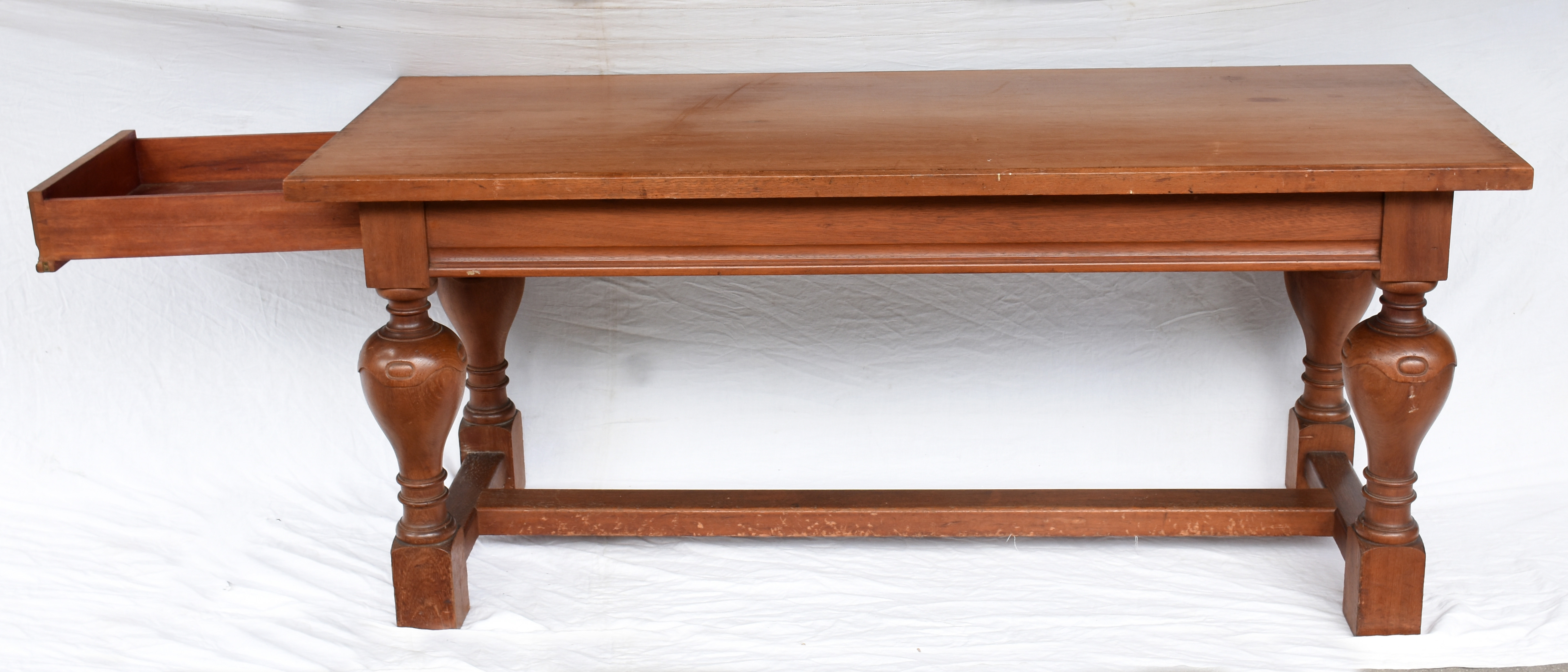 Laubisch Hirth - Mesa de madeira nobre, pernas torneadas ligadas por... - foto 2 de 3