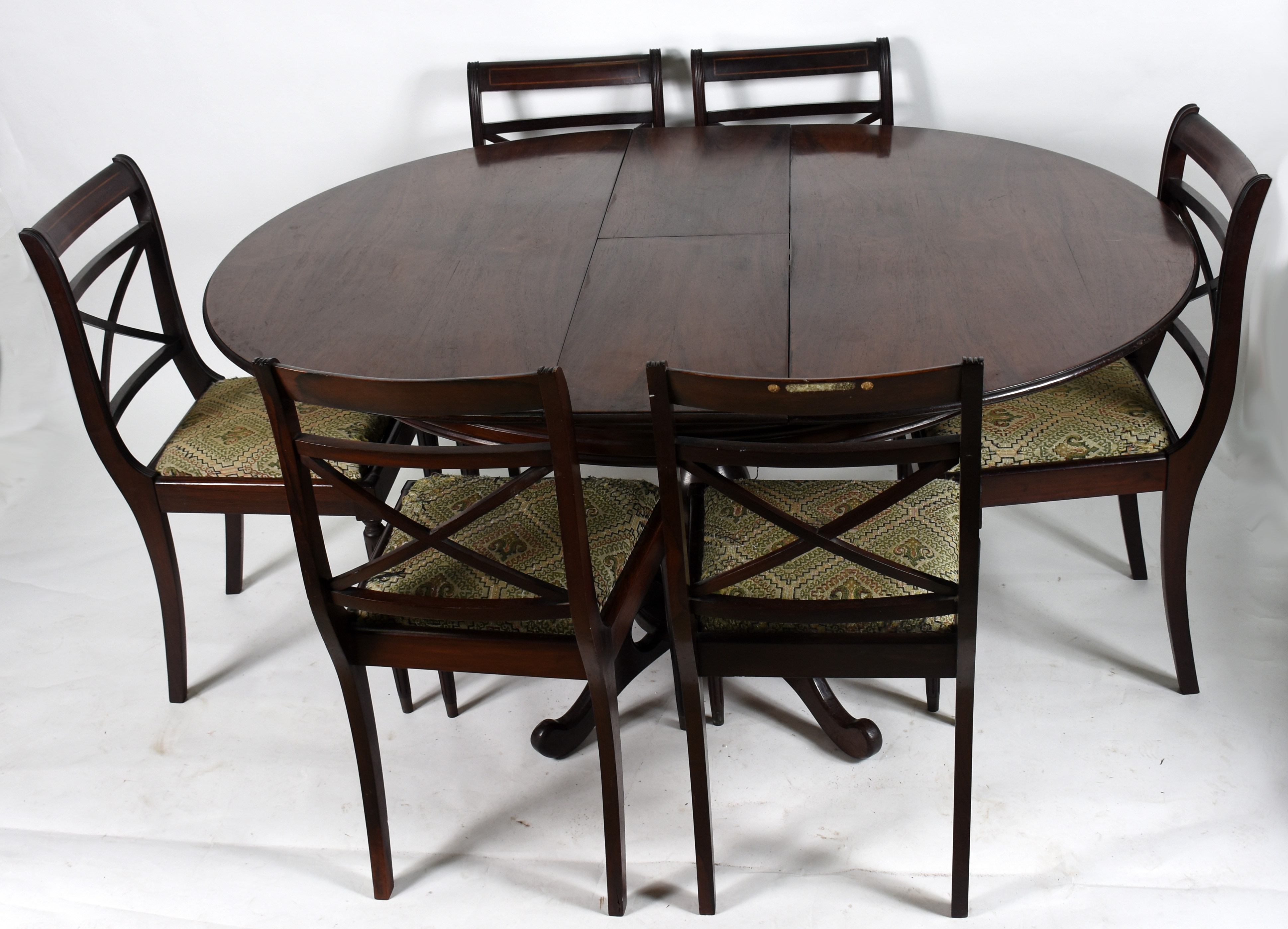 Mesa redonda de jacarandá (acompanha tábua extensora), com 6 cadeiras... - foto 1 de 4