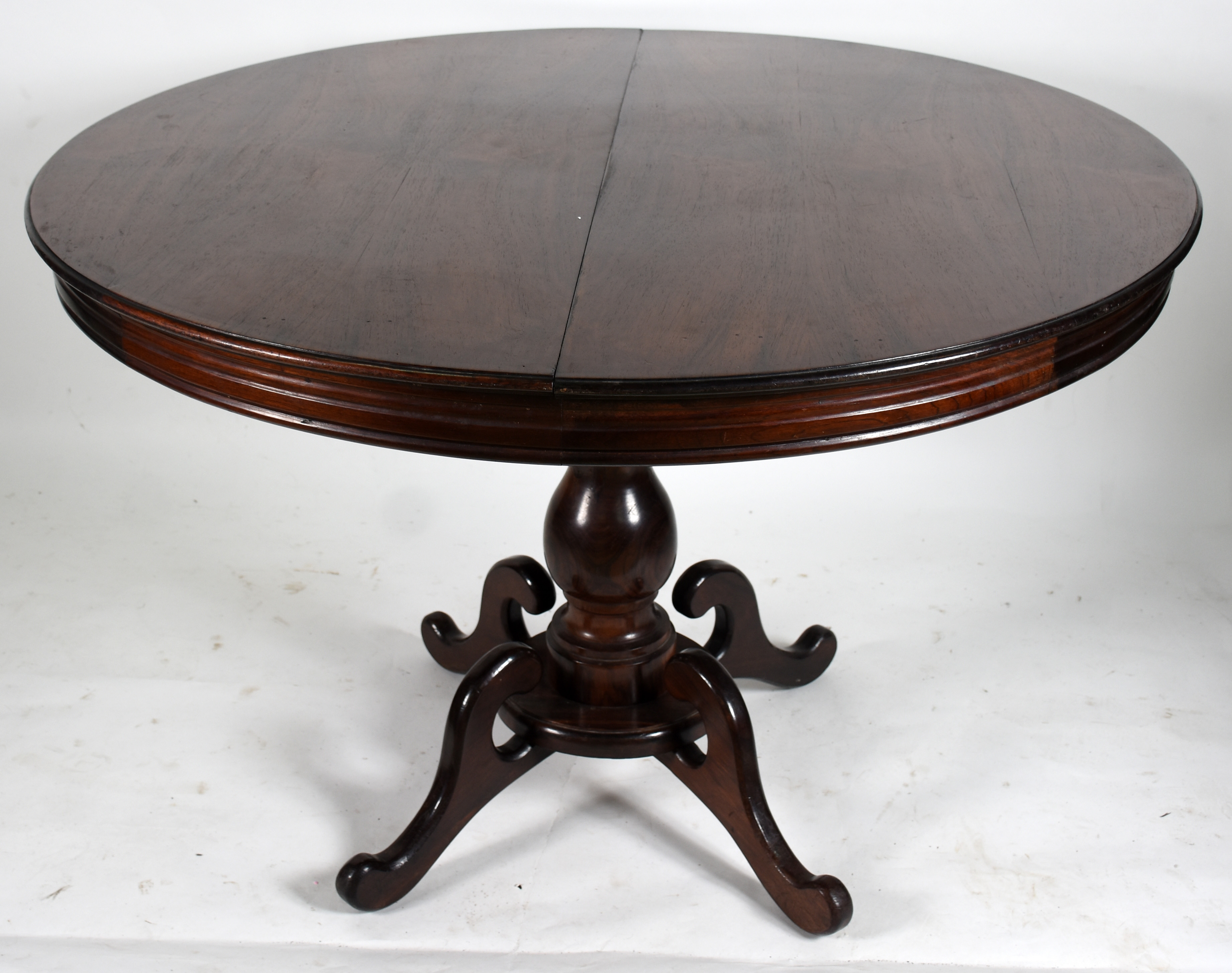 Mesa redonda de jacarandá (acompanha tábua extensora), com 6 cadeiras... - foto 2 de 4