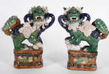 Par de cães de fó de porcelana oriental .( 1 or... - Par de cães de fó de porcelana oriental .( 1 orelha quebrada)
