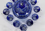 Poncheira de cristal  azul double lapidado com ... - Poncheira de cristal  azul double lapidado com 11 canecas .
