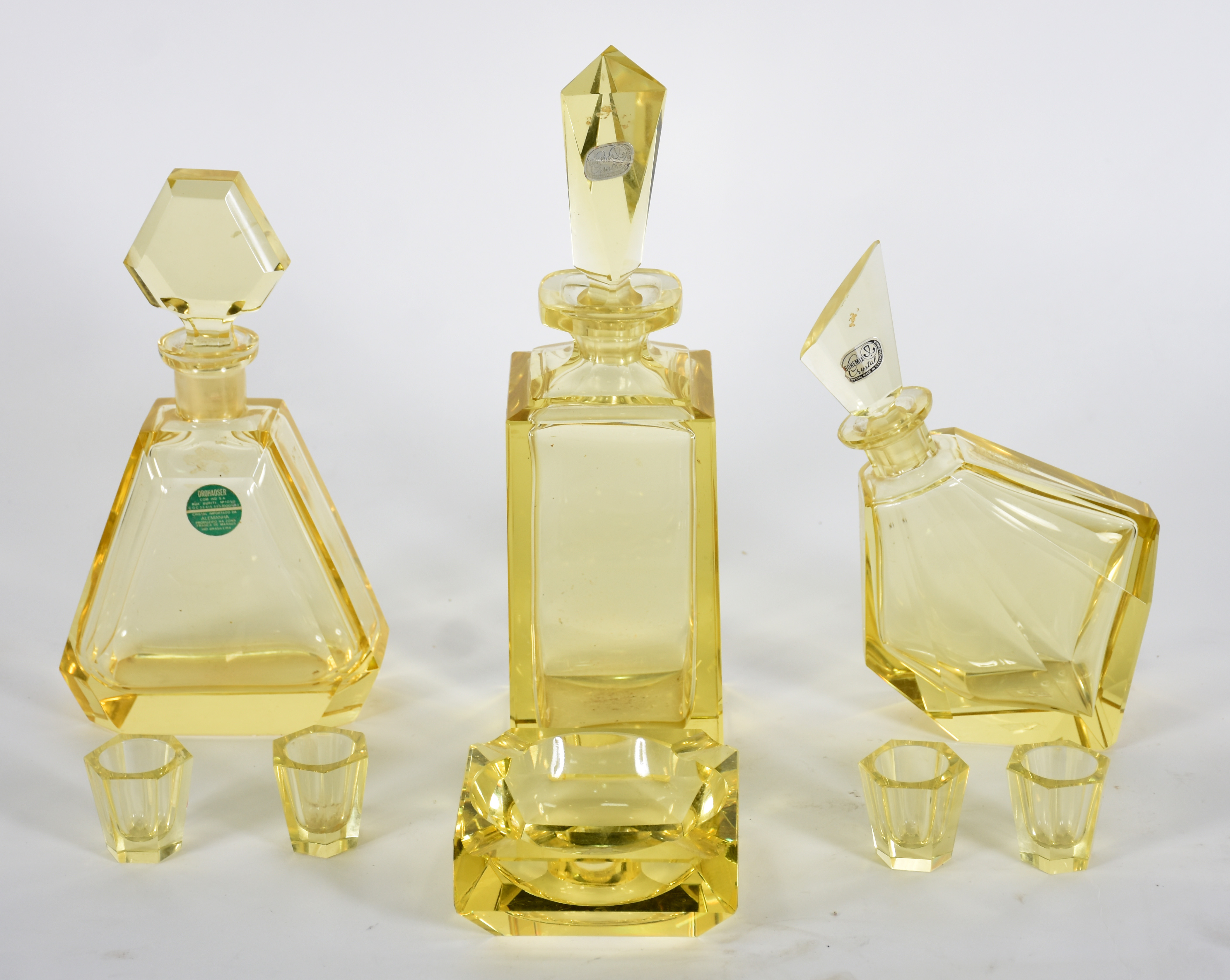 Diversas peças de cristal amarelo sendo, 3 garrafas ,4 copinhos e... - foto 1 de 4