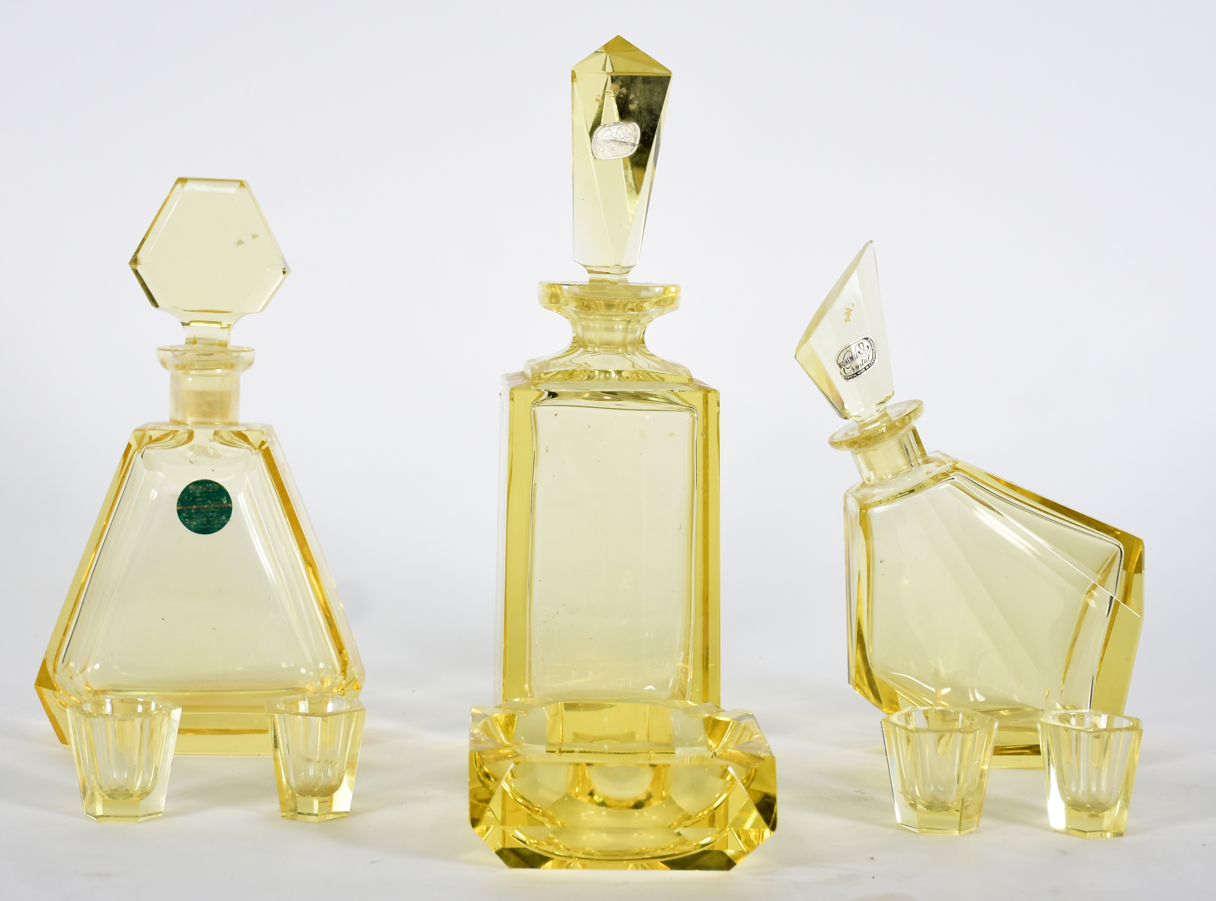 Diversas peças de cristal amarelo sendo, 3 garrafas ,4 copinhos e... - foto 2 de 4