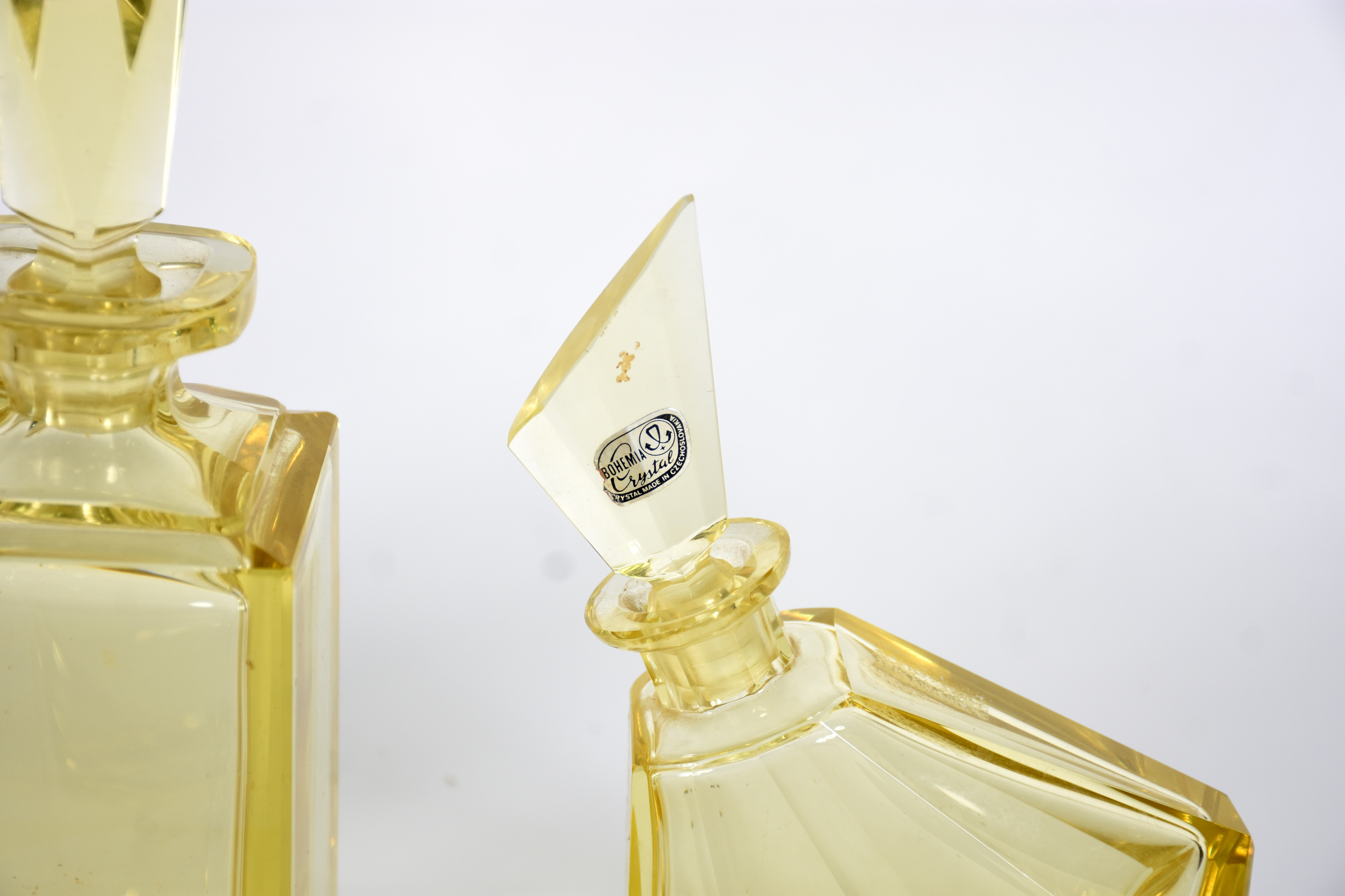 Diversas peças de cristal amarelo sendo, 3 garrafas ,4 copinhos e... - foto 4 de 4