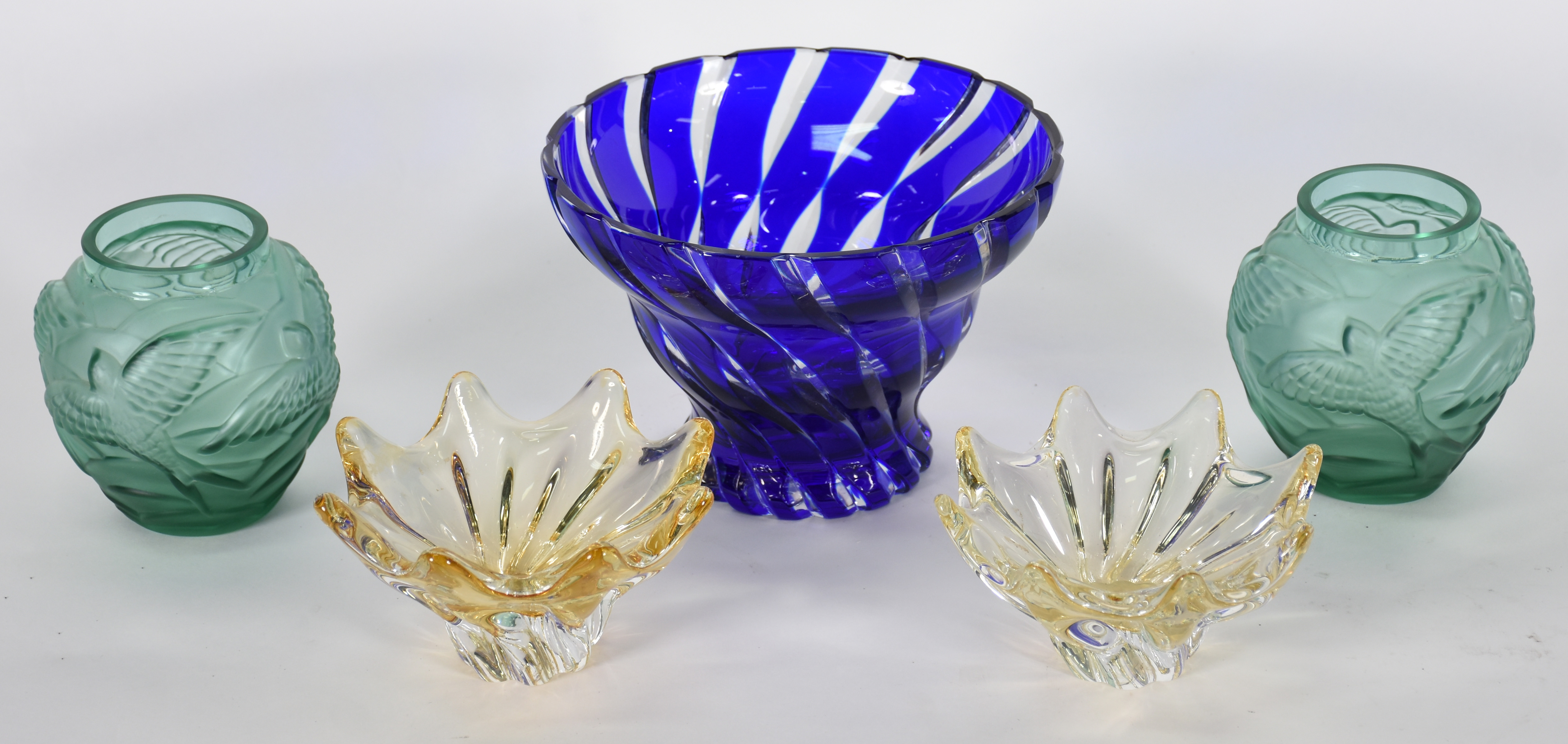 Cinco peças de cristal , sendo, bowl double azul lapidado , 2... - foto 1 de 2