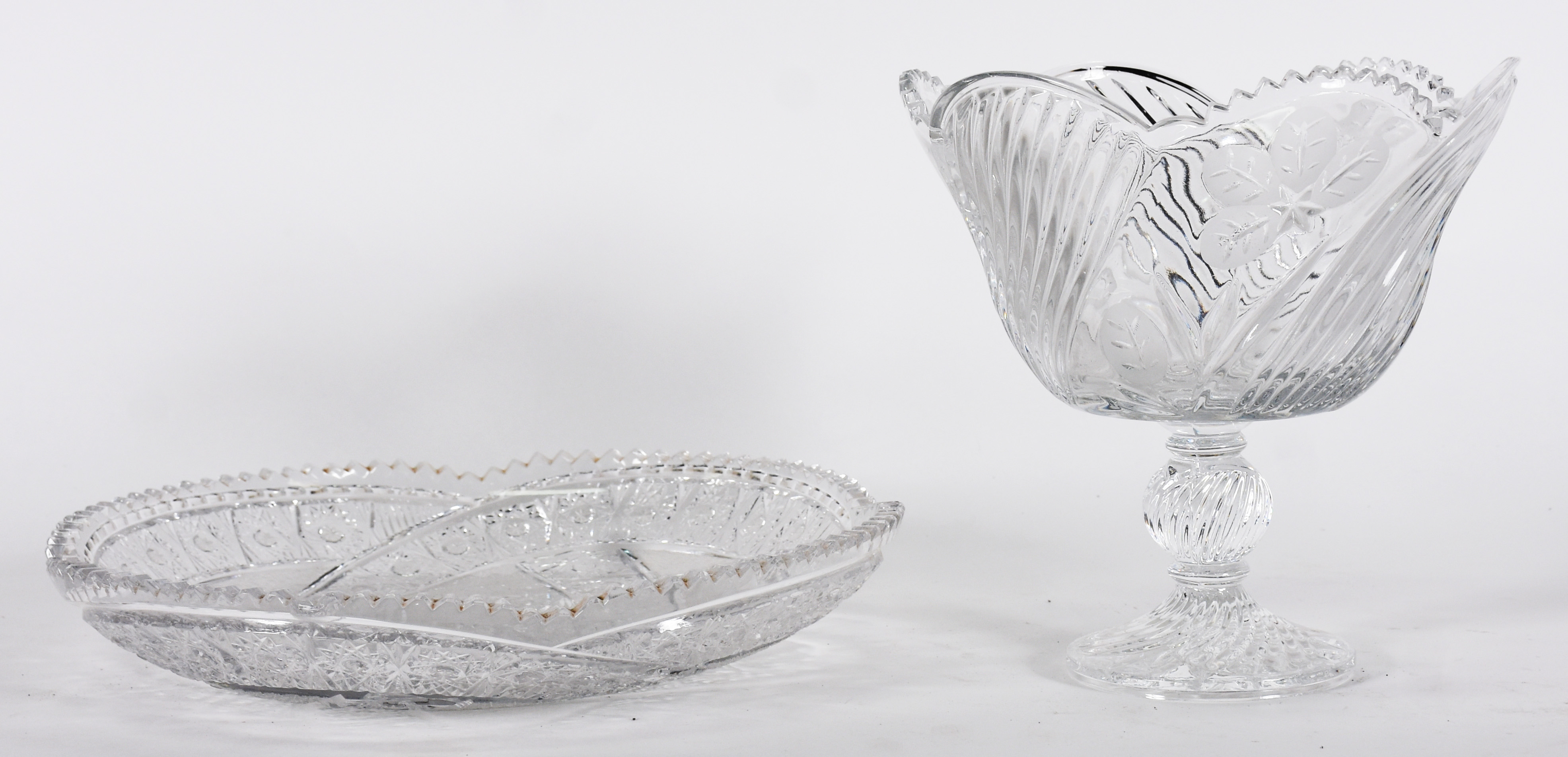 Duas peças de cristal lapidado sendo, prato de bolo e futeira com pé . - foto 2 de 2