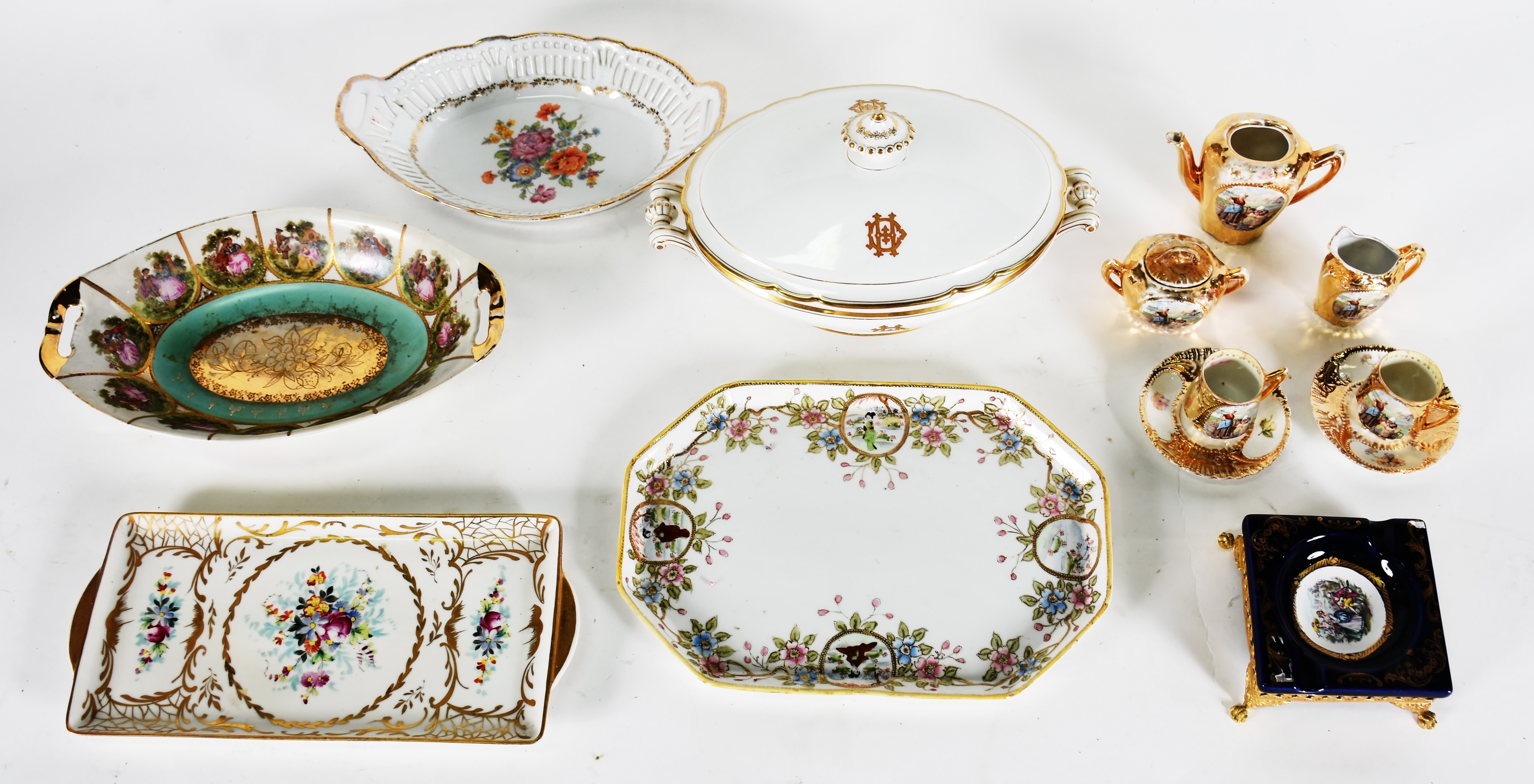 Diversas peças de porcelana , sendo, sopeira ; tête à tête com 7... - foto 1 de 5