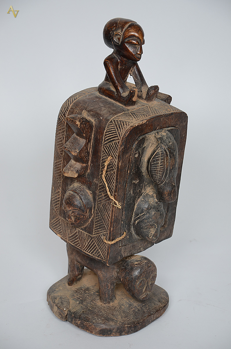 Escultura de madeira representando figura africana. Altura 44 cm. - foto 1 de 3