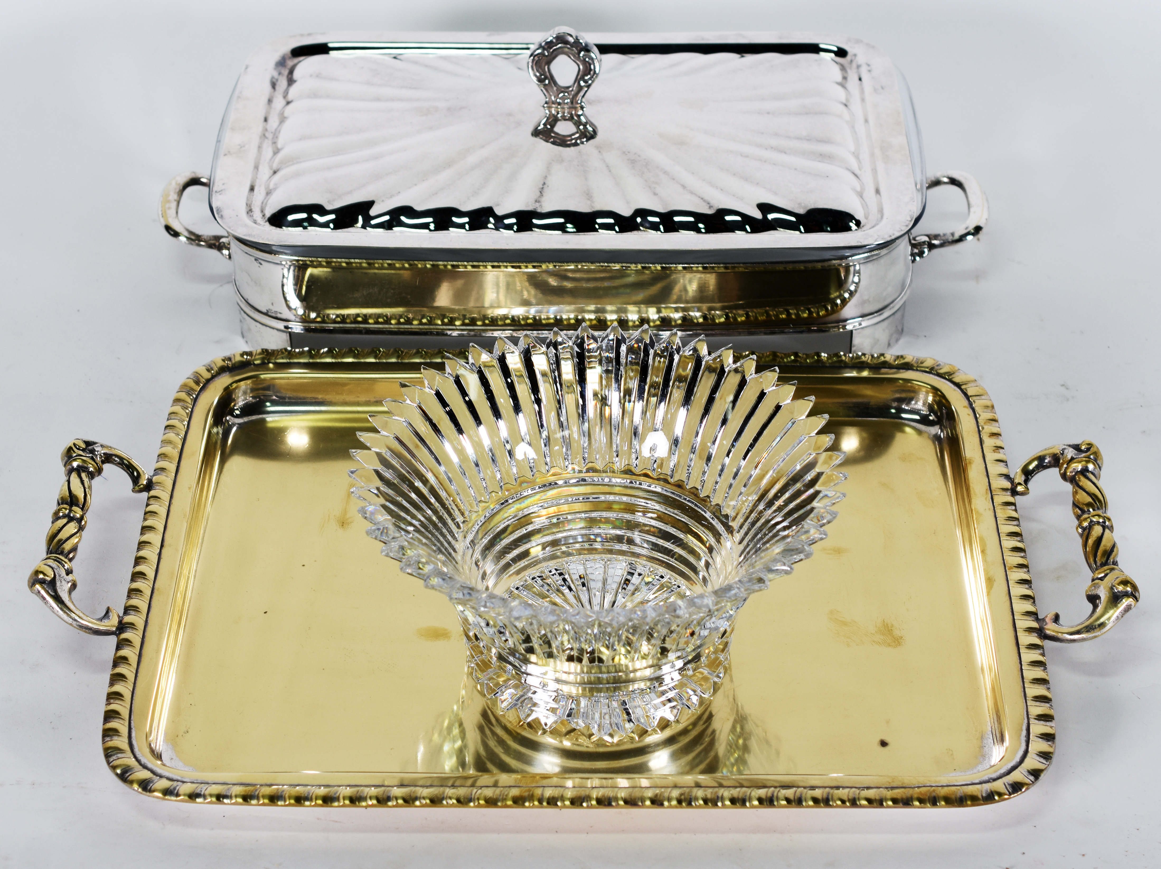 Três peças ; porta pirex e bandeja de metal e saladeira de cristal. - foto 1 de 3