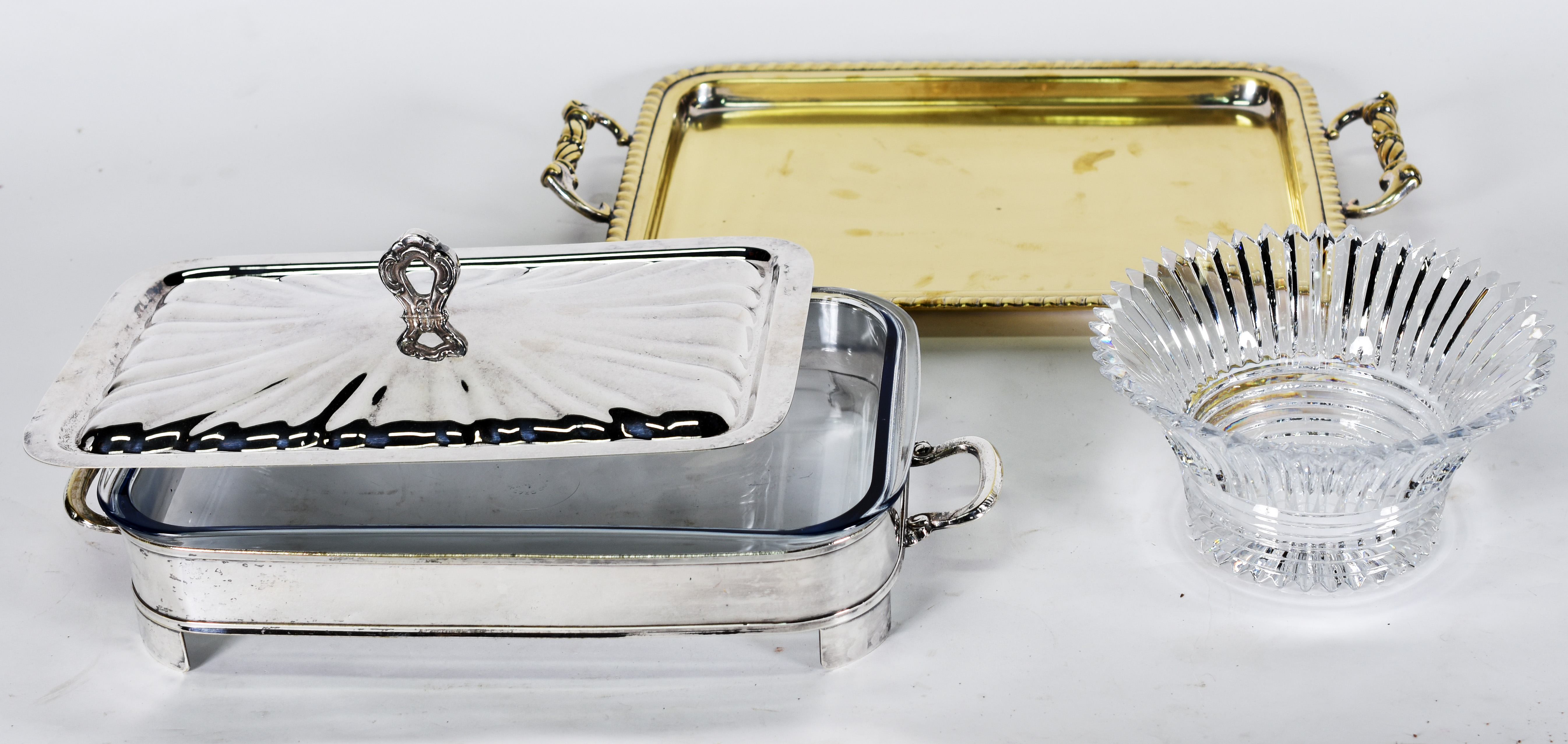 Três peças ; porta pirex e bandeja de metal e saladeira de cristal. - foto 2 de 3