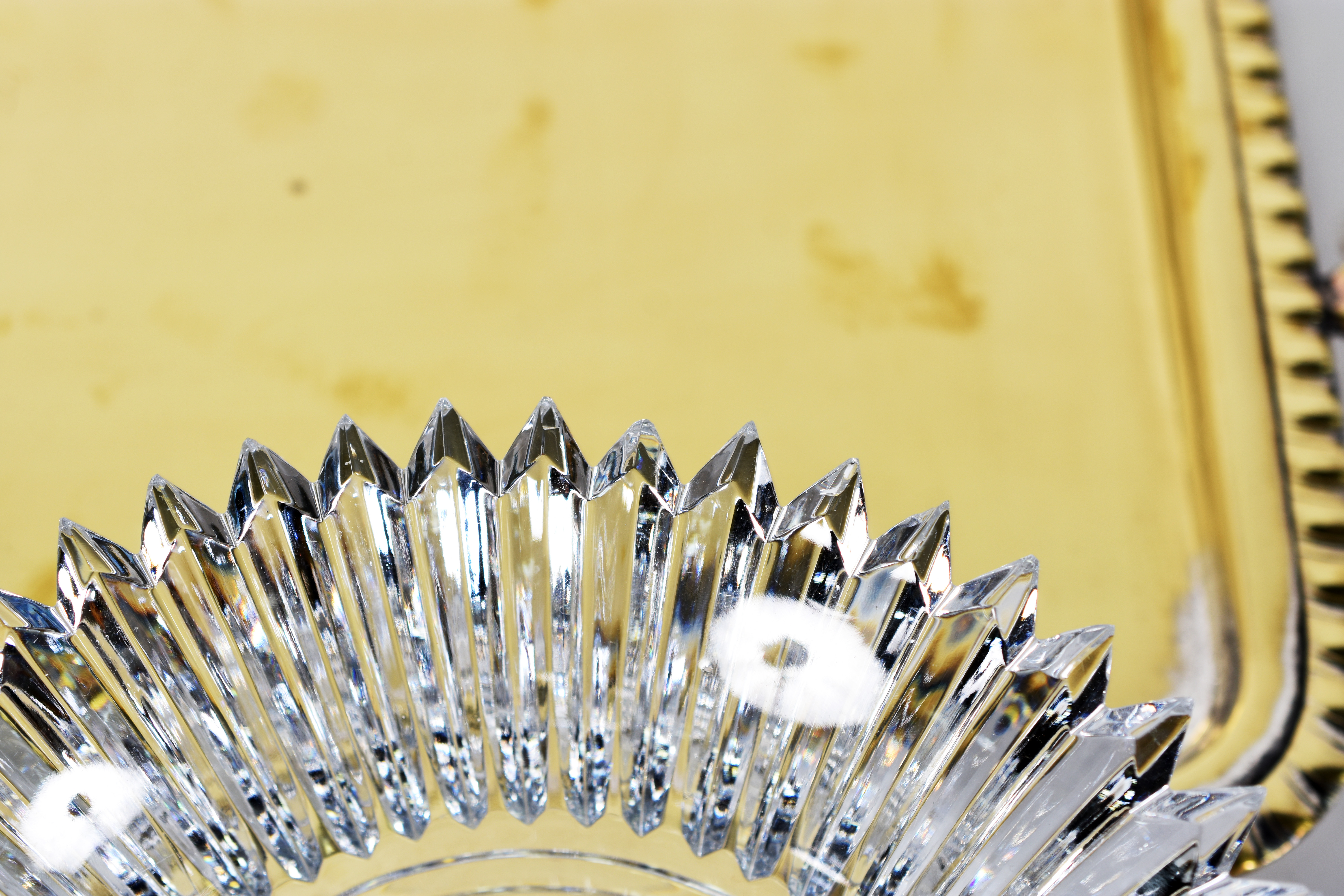 Três peças ; porta pirex e bandeja de metal e saladeira de cristal. - foto 3 de 3