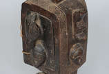Escultura de madeira representando figura afric... - Escultura de madeira representando figura africana. Altura 44 cm.