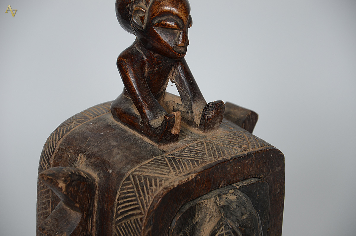 Escultura de madeira representando figura africana. Altura 44 cm. - foto 3 de 3