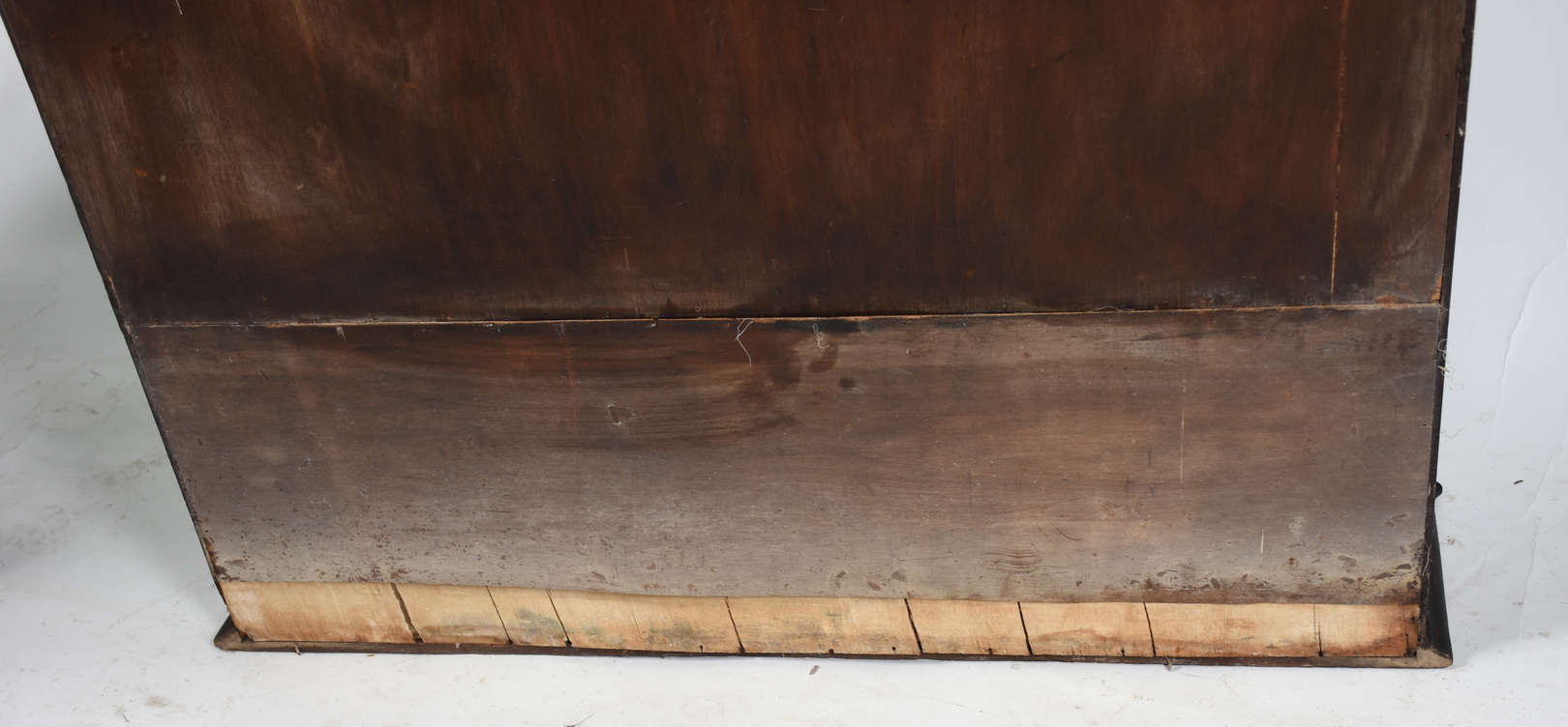 Estante de madeira nobre, tres prateleiras, detalhes torneados. Parte... - foto 4 de 5