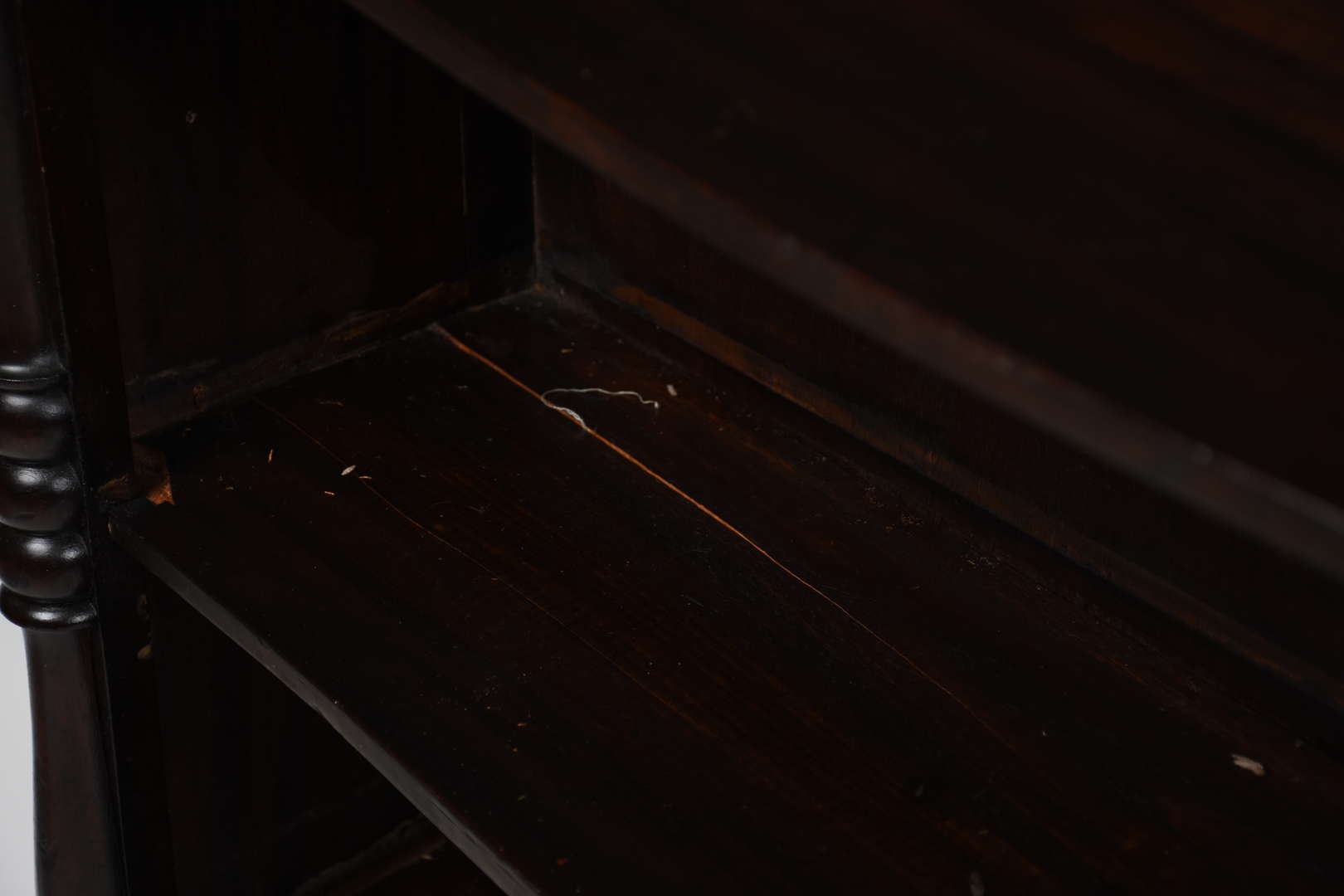 Estante de madeira nobre, tres prateleiras, detalhes torneados. Parte... - foto 5 de 5