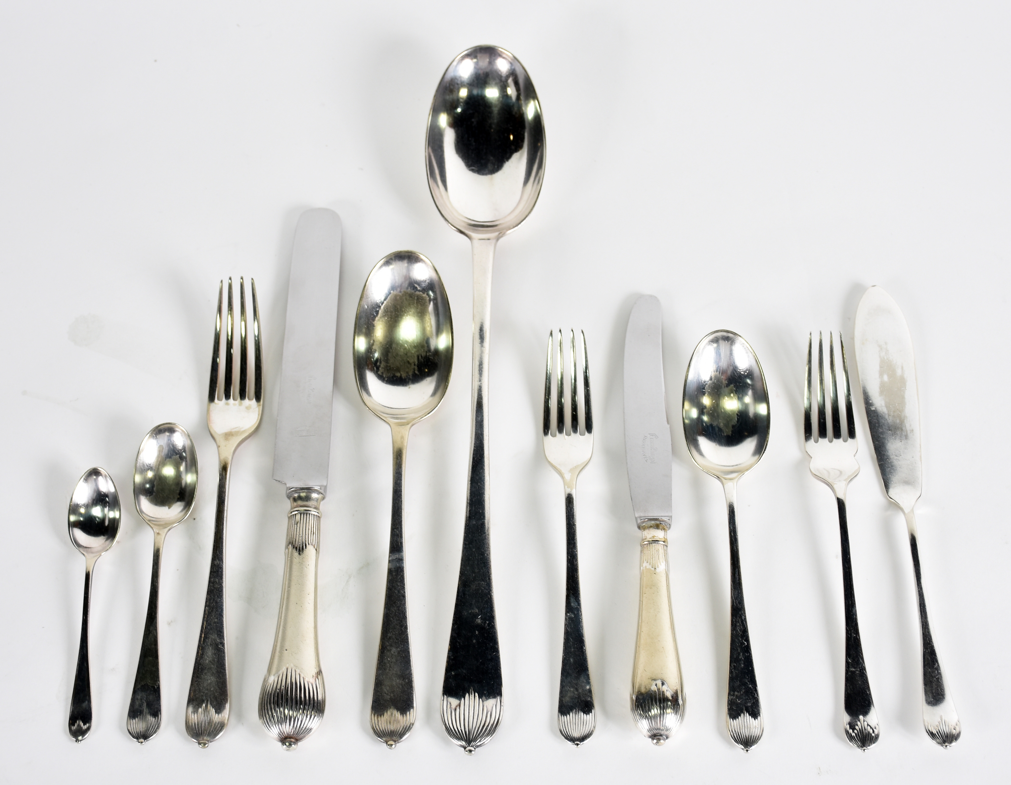 Faqueiro Elkington Plate metal: 19 facas; 17 garfos ; 16 colheres... - foto 1 de 3