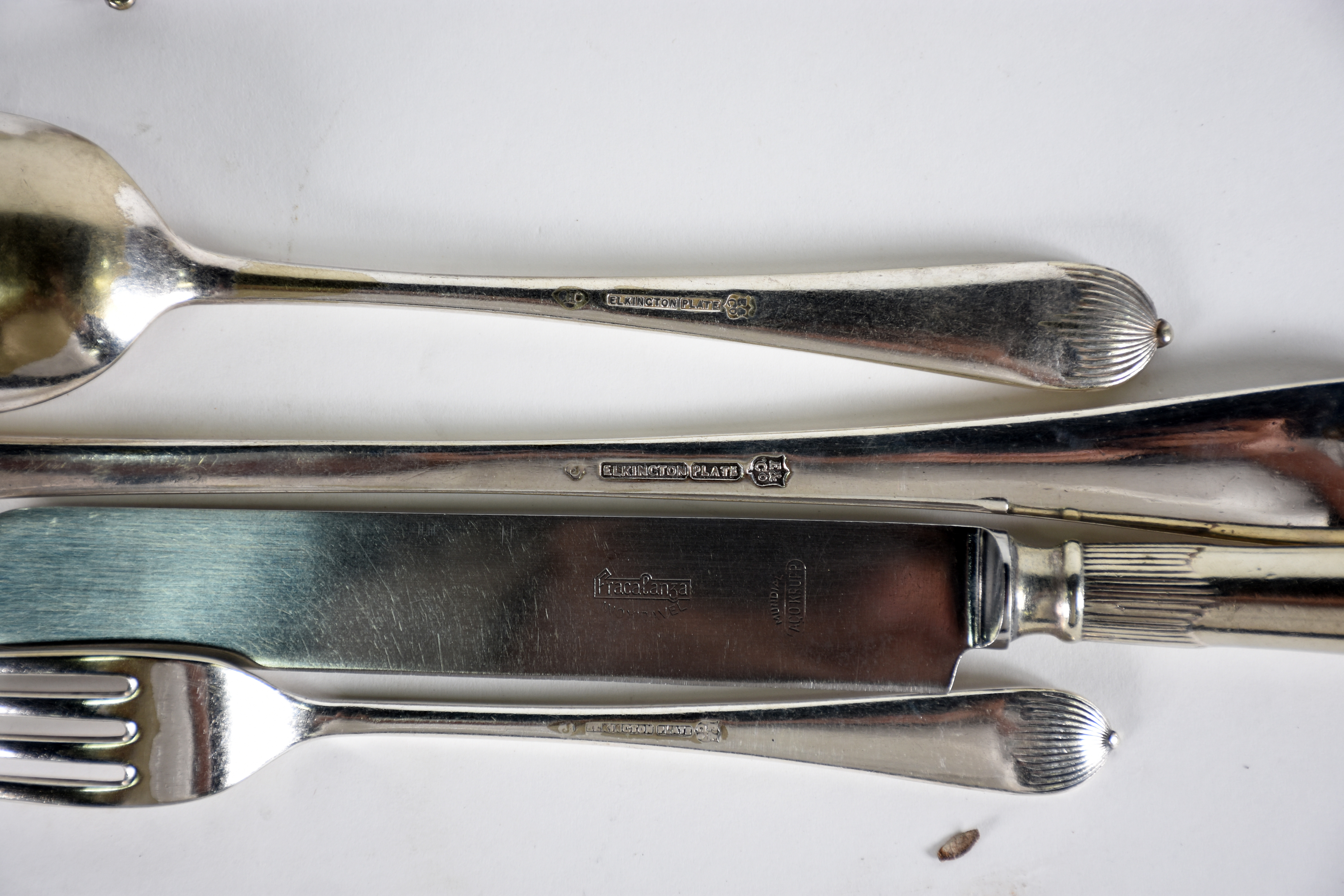 Faqueiro Elkington Plate metal: 19 facas; 17 garfos ; 16 colheres... - foto 2 de 3