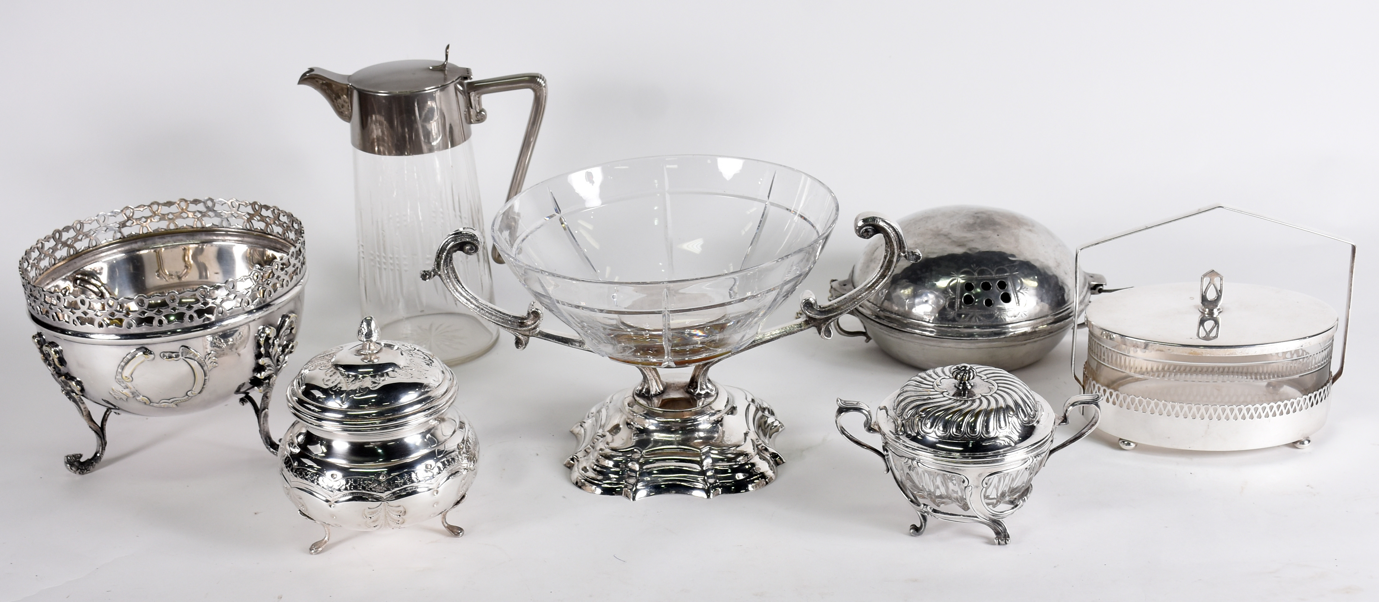 Sete peças diversas de metal prateado, sendo: Fruteira de cristal com... - foto 1 de 5