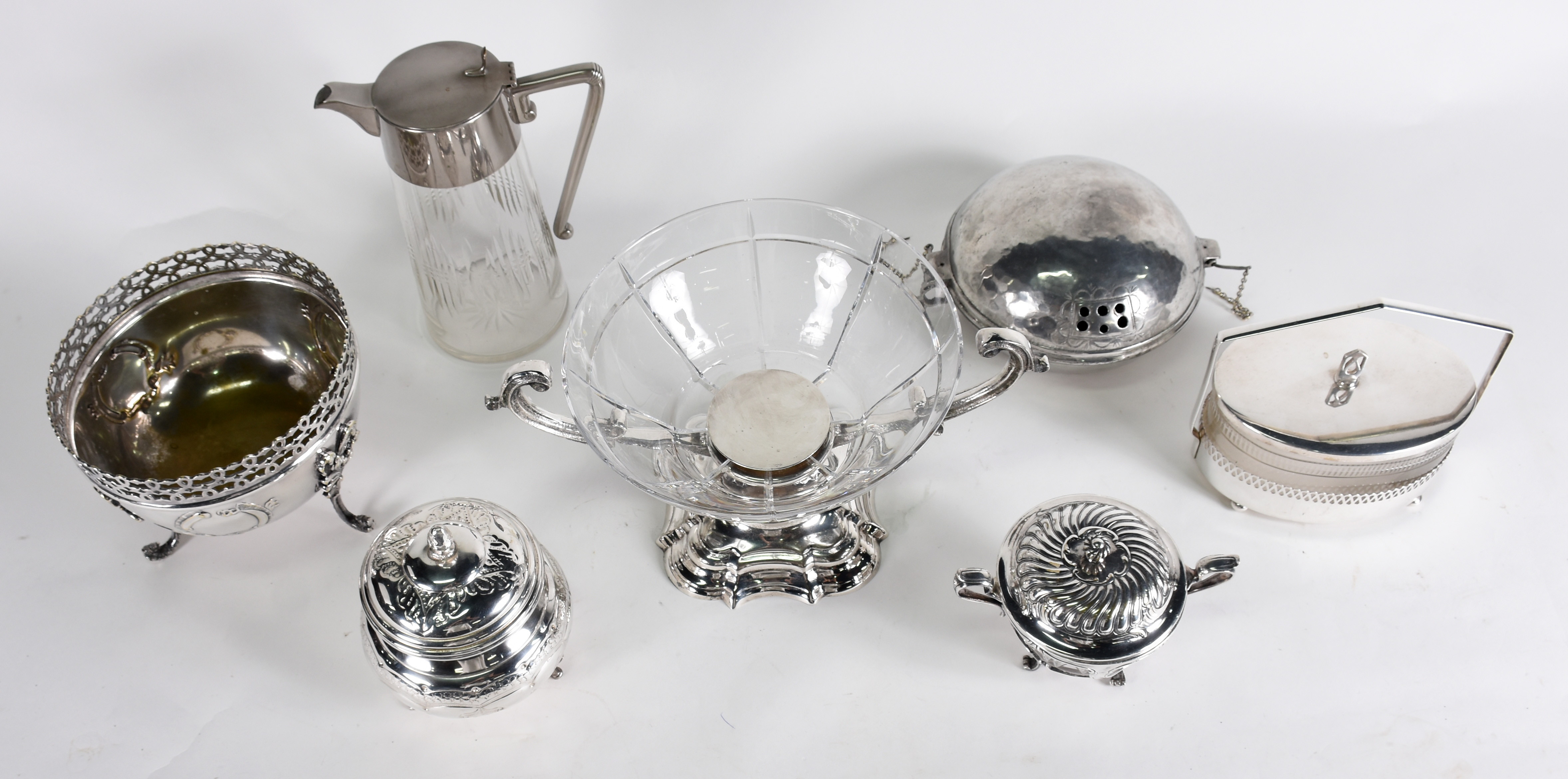 Sete peças diversas de metal prateado, sendo: Fruteira de cristal com... - foto 2 de 5
