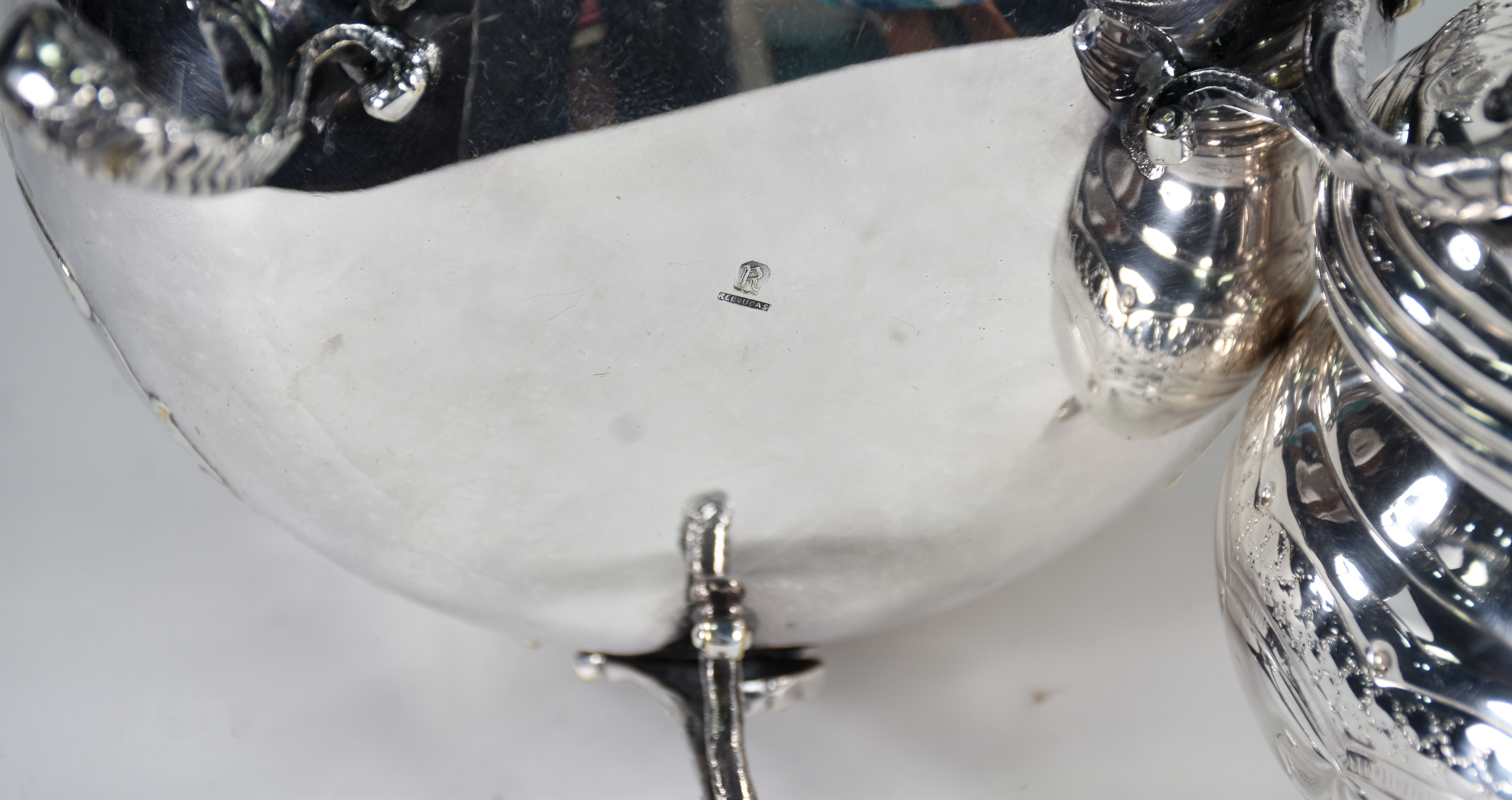 Sete peças diversas de metal prateado, sendo: Fruteira de cristal com... - foto 3 de 5