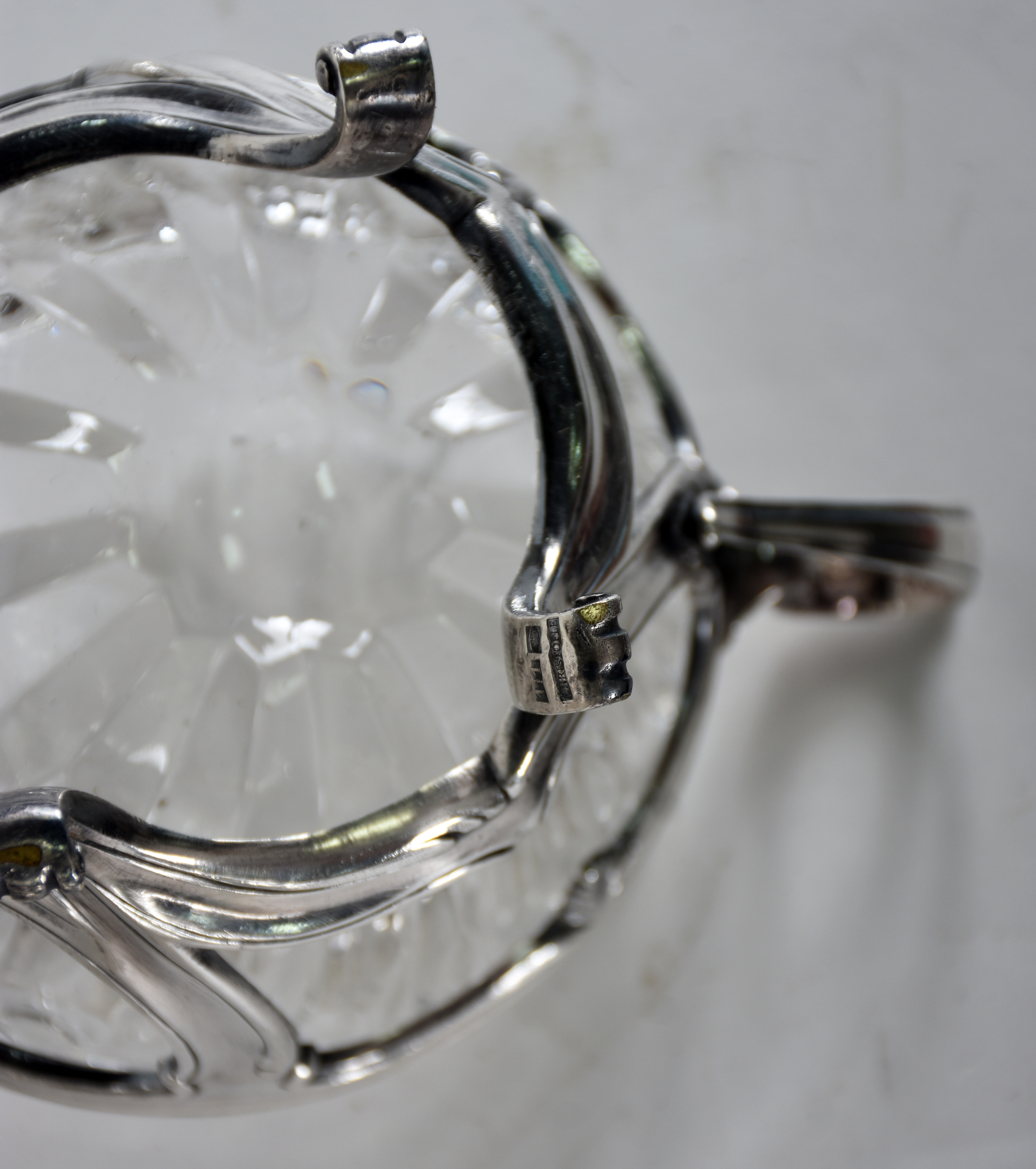 Sete peças diversas de metal prateado, sendo: Fruteira de cristal com... - foto 4 de 5