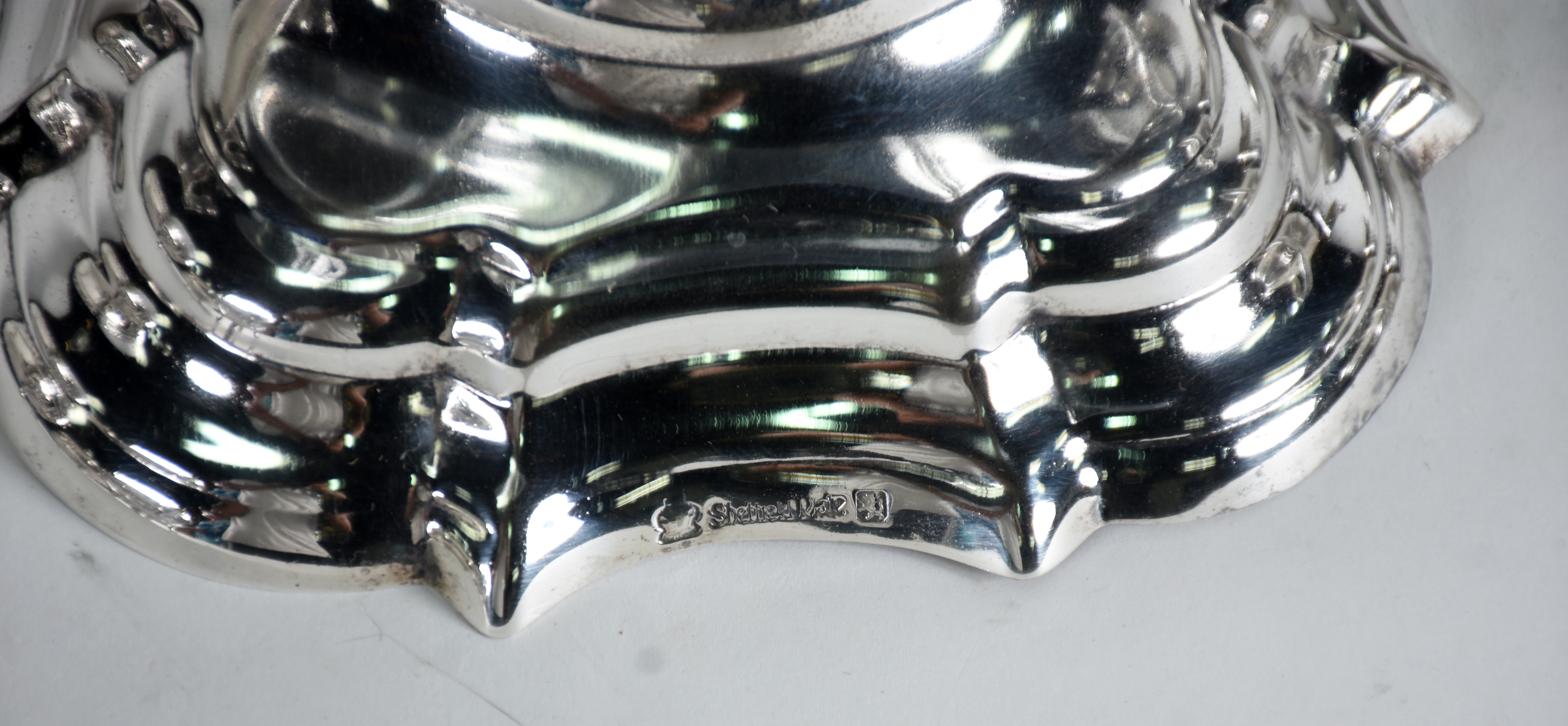 Sete peças diversas de metal prateado, sendo: Fruteira de cristal com... - foto 5 de 5