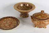 Tres peças de porcelana oriental sendo , sopeir... - Tres peças de porcelana oriental sendo , sopeira com presentoir e fruteira .