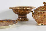 Tres peças de porcelana oriental sendo , sopeir... - Tres peças de porcelana oriental sendo , sopeira com presentoir e fruteira .