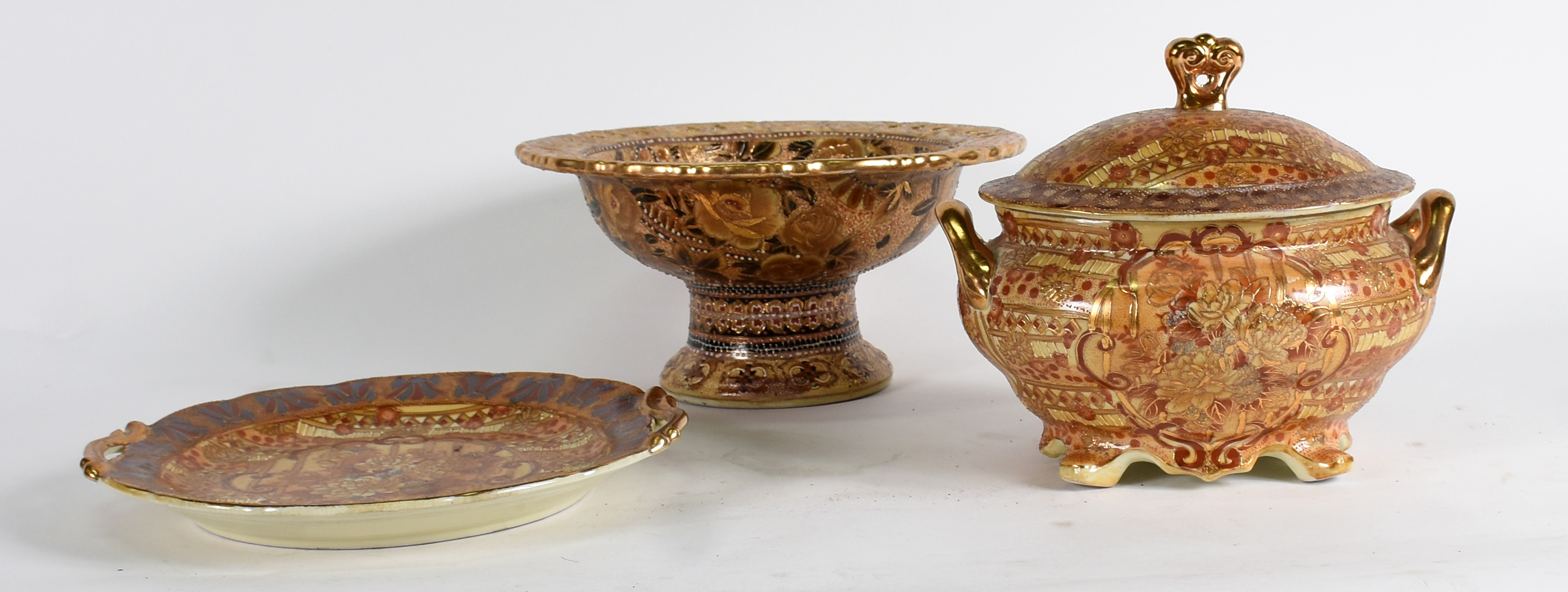 Tres peças de porcelana oriental sendo , sopeira com presentoir e... - foto 2 de 4