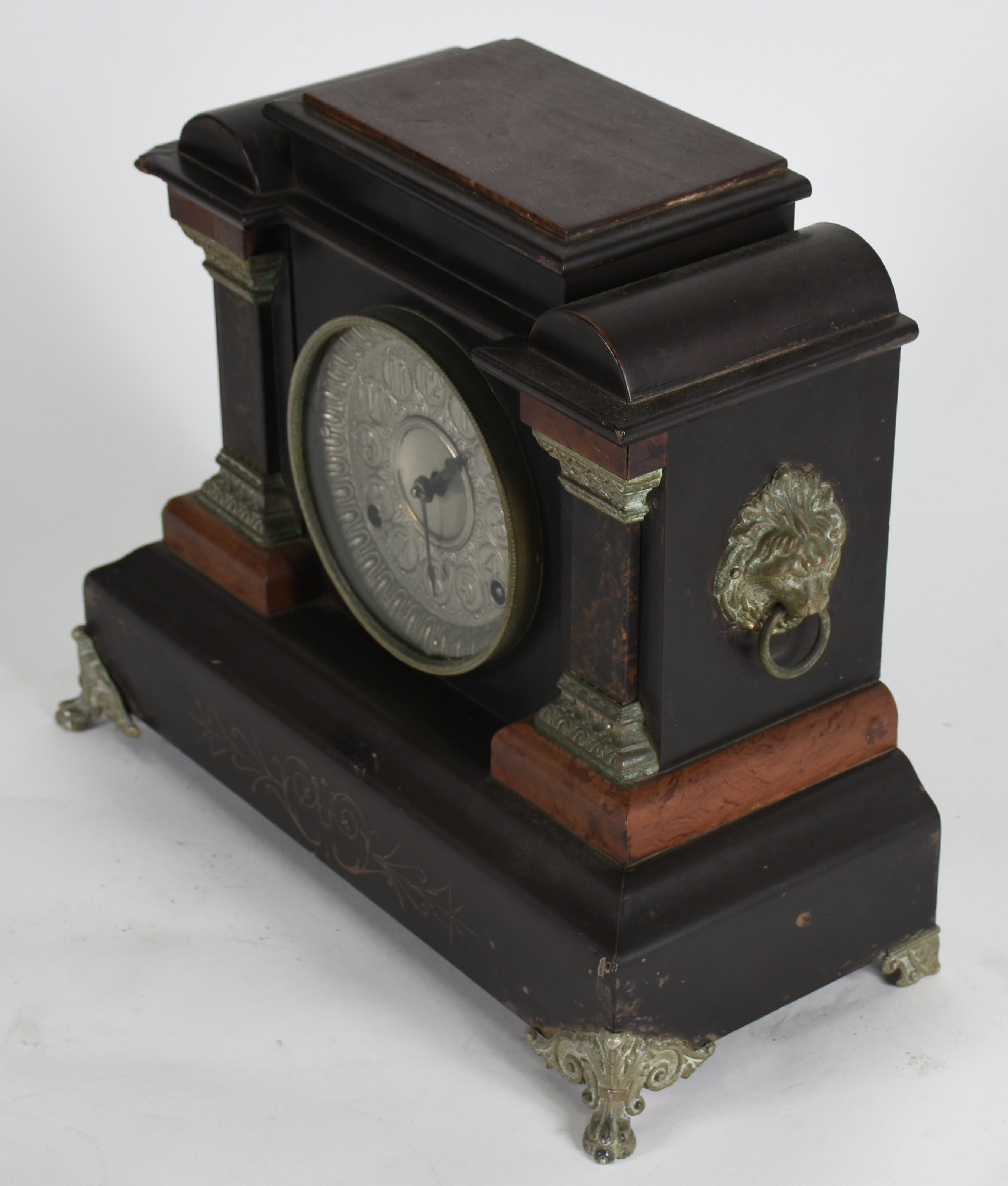 Relógio de mesa com caixa de madeira e detalhes em metal. - foto 2 de 5