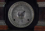Relógio de mesa  com caixa de madeira  e detalh... - Relógio de mesa  com caixa de madeira  e detalhes em metal.