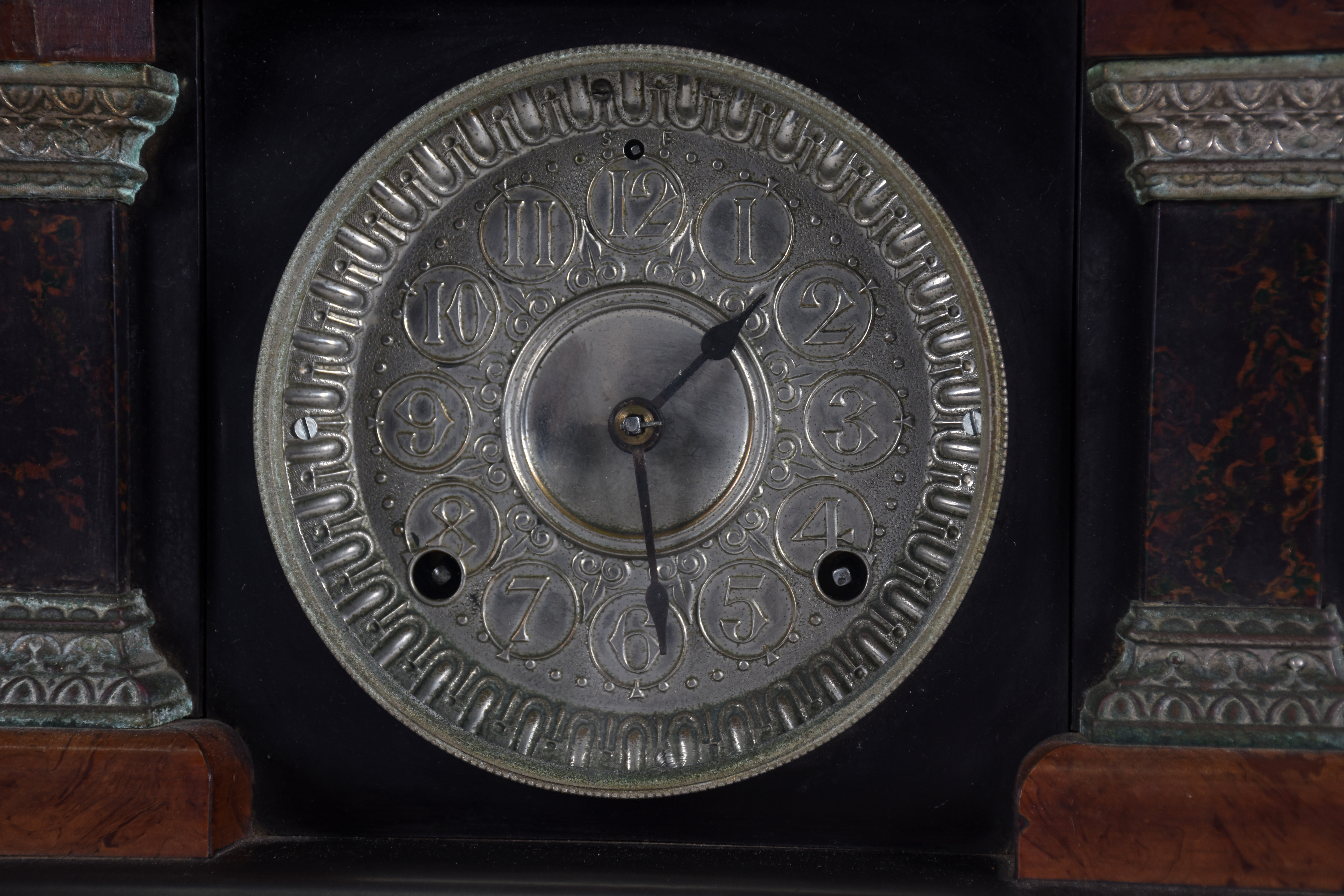 Relógio de mesa com caixa de madeira e detalhes em metal. - foto 3 de 5