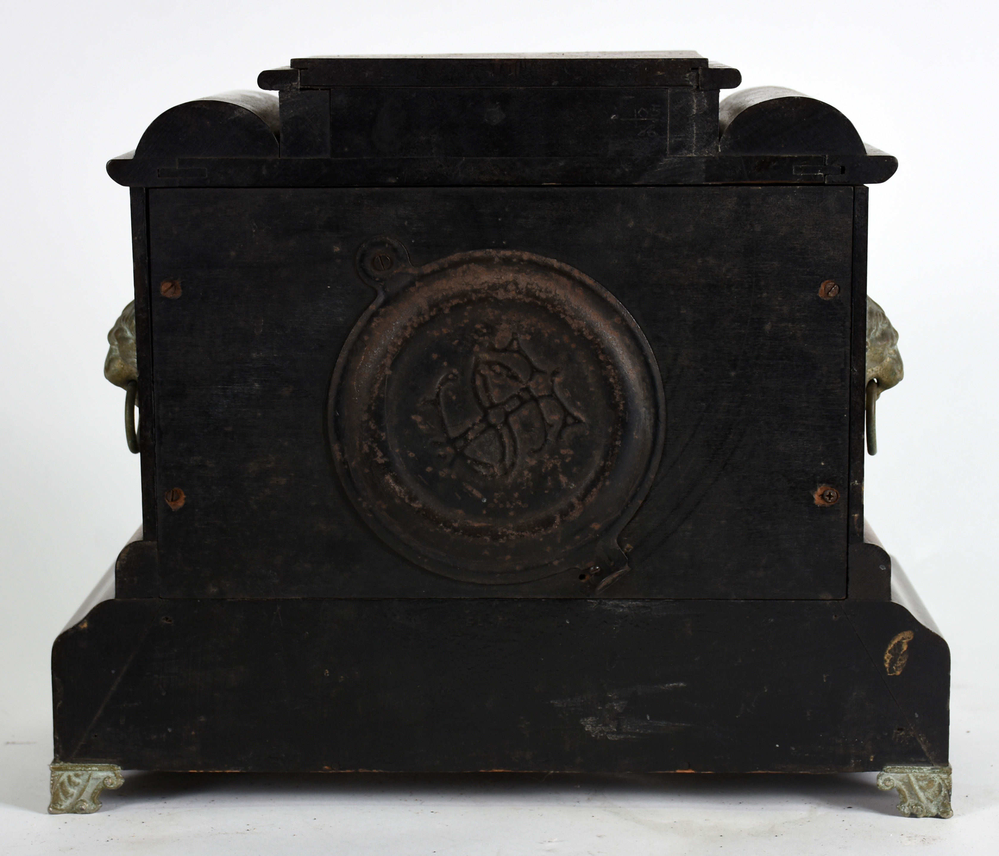 Relógio de mesa com caixa de madeira e detalhes em metal. - foto 4 de 5