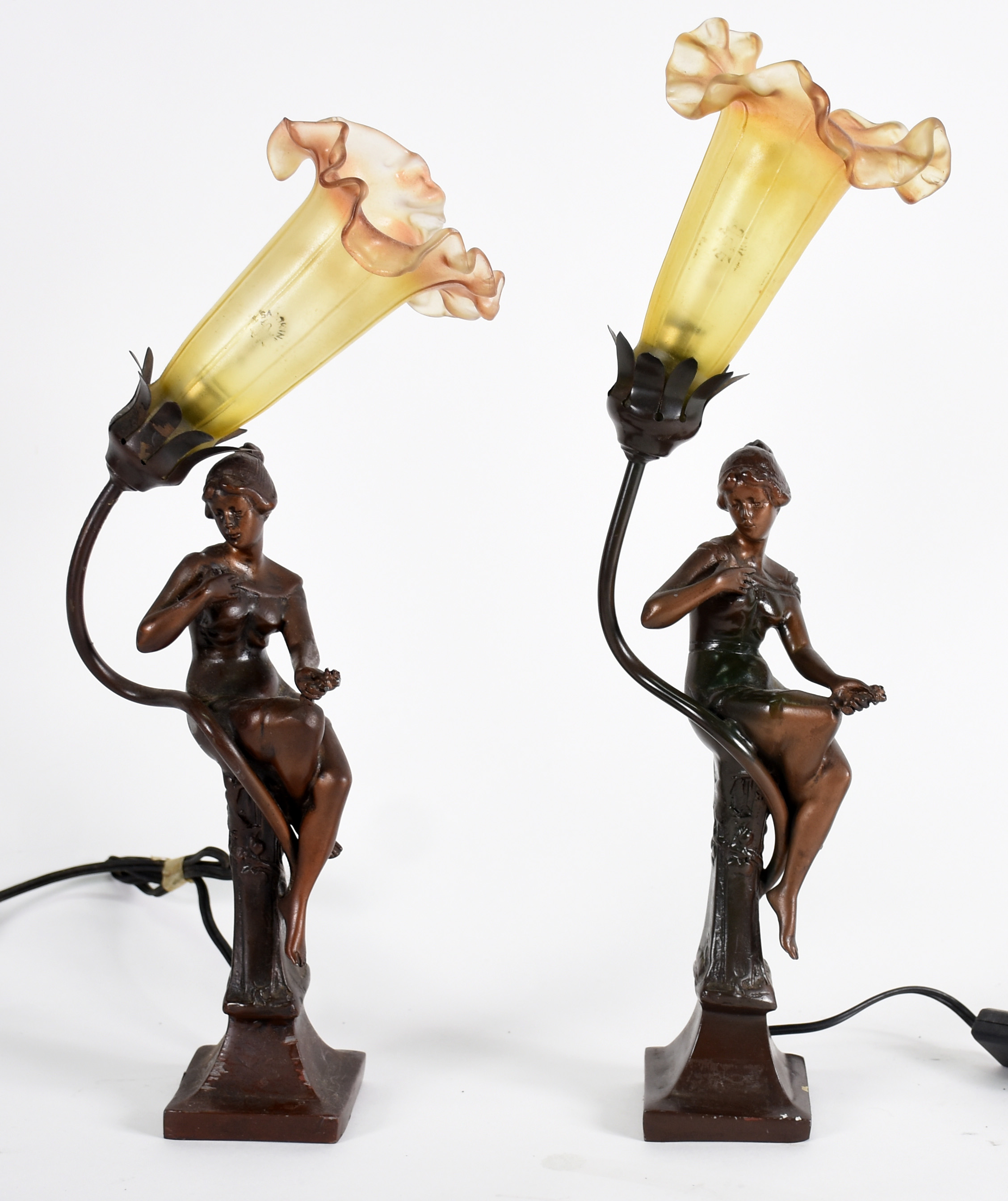 Par de abatjoures com figuras femininas de metal e tulipas de vidro... - foto 1 de 3