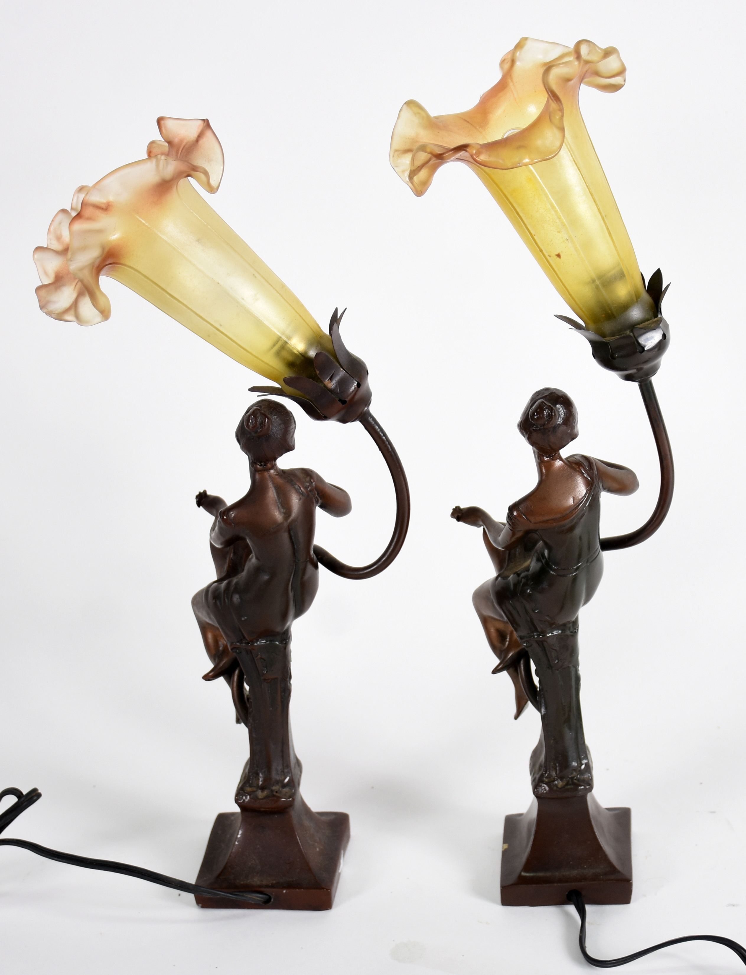 Par de abatjoures com figuras femininas de metal e tulipas de vidro... - foto 2 de 3