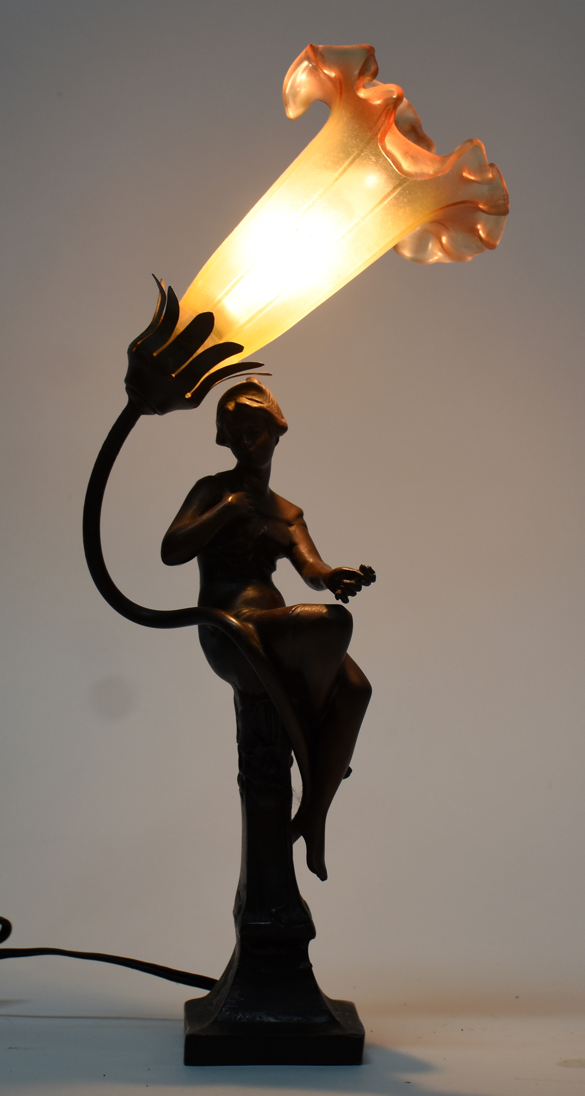 Par de abatjoures com figuras femininas de metal e tulipas de vidro... - foto 3 de 3