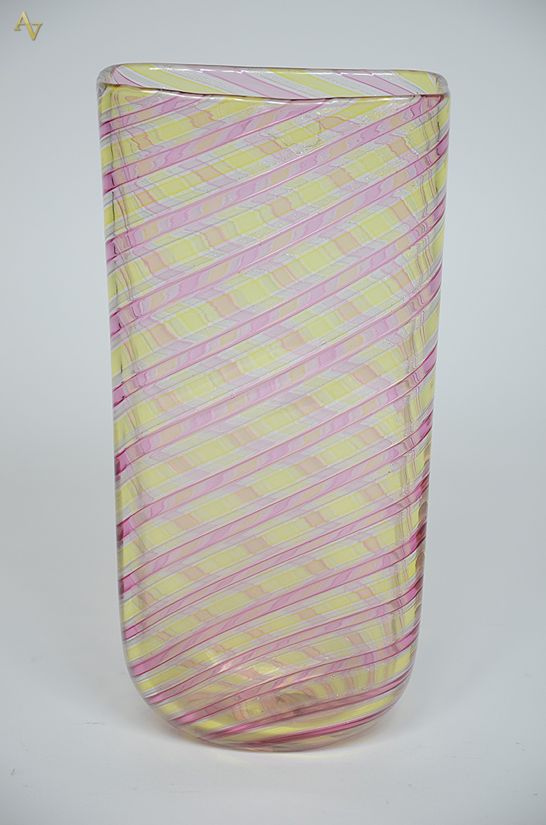 Vaso de murano quadrangular espiralado. Altura 31,5 cm.