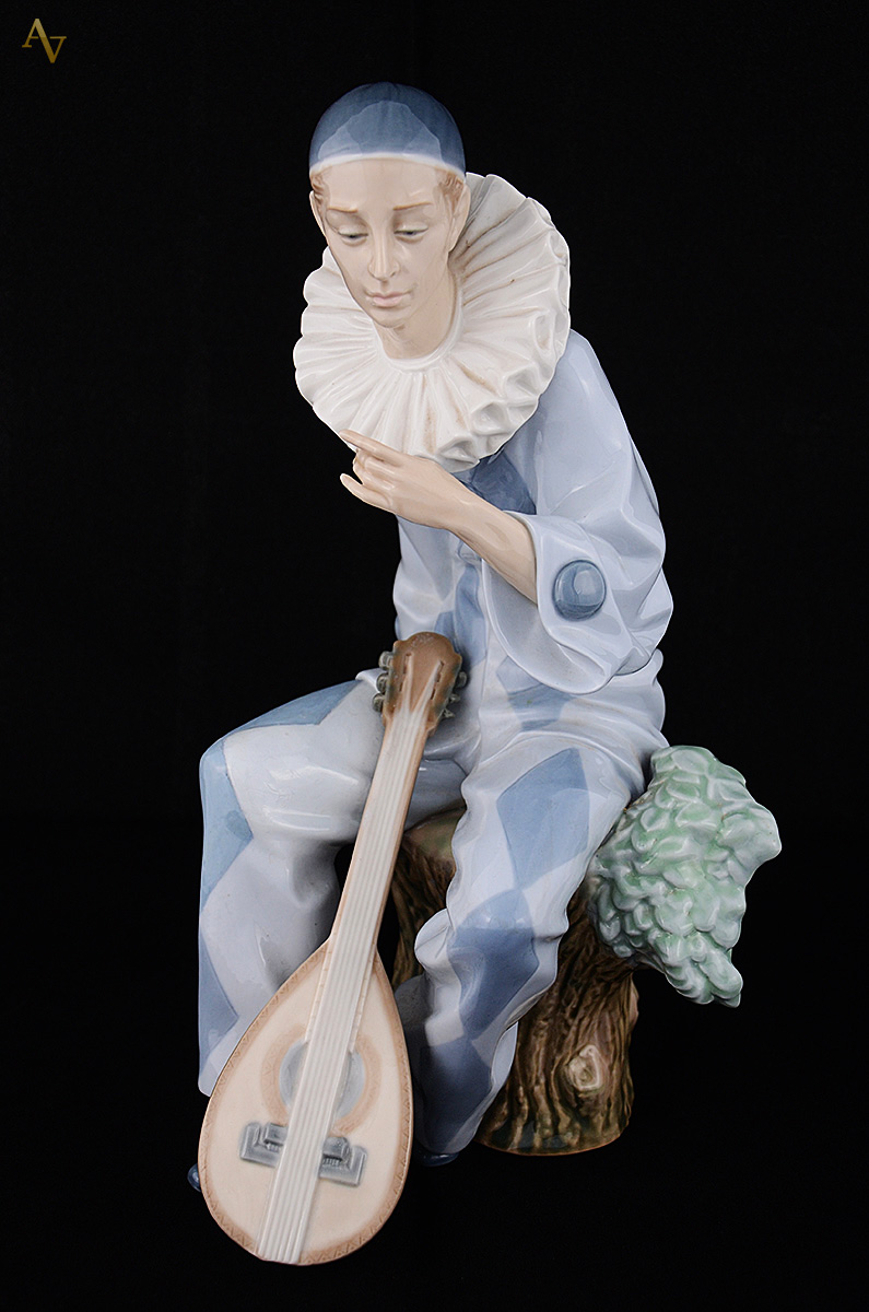 Escultura de porcelana NAO representando Arlequim. Altura 33 cm. - foto 1 de 2
