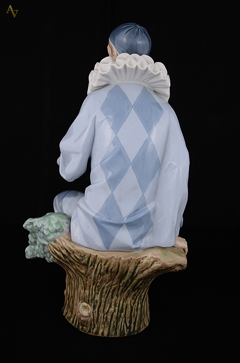 Escultura de porcelana NAO representando Arlequim. Altura 33 cm. - foto 2 de 2