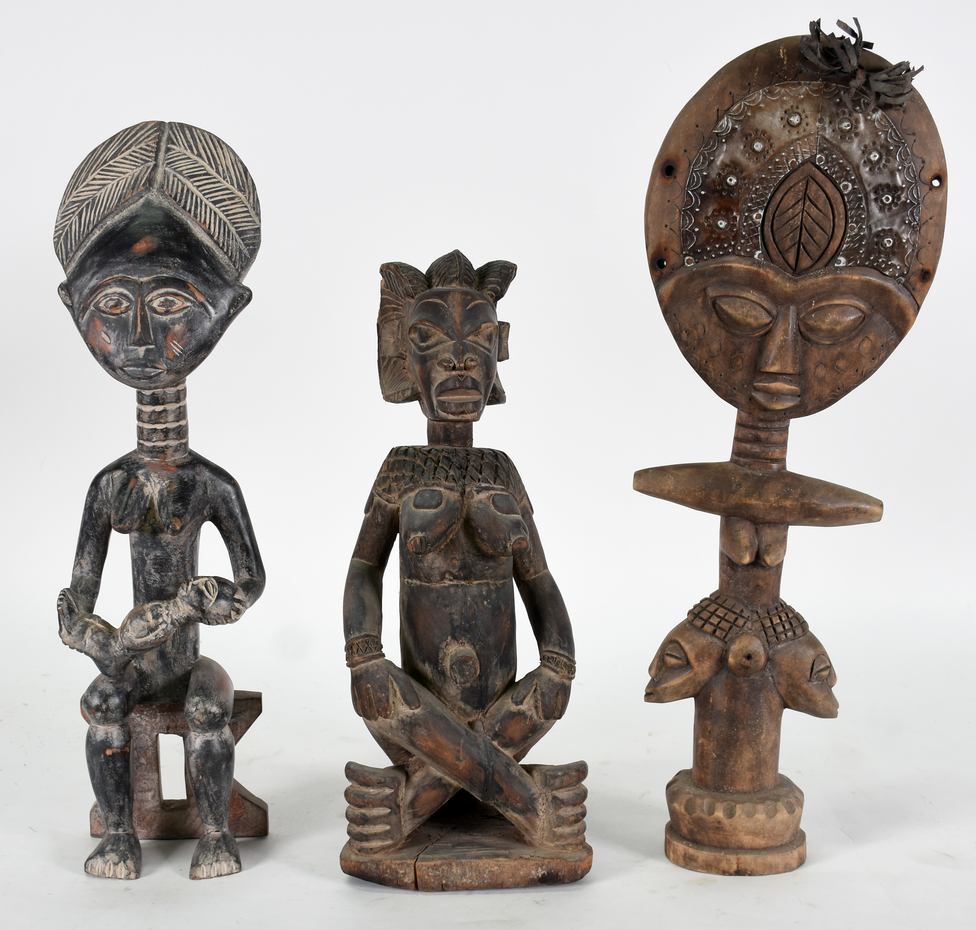 Três esculturas africanas entalhadas em madeira. - foto 1 de 7