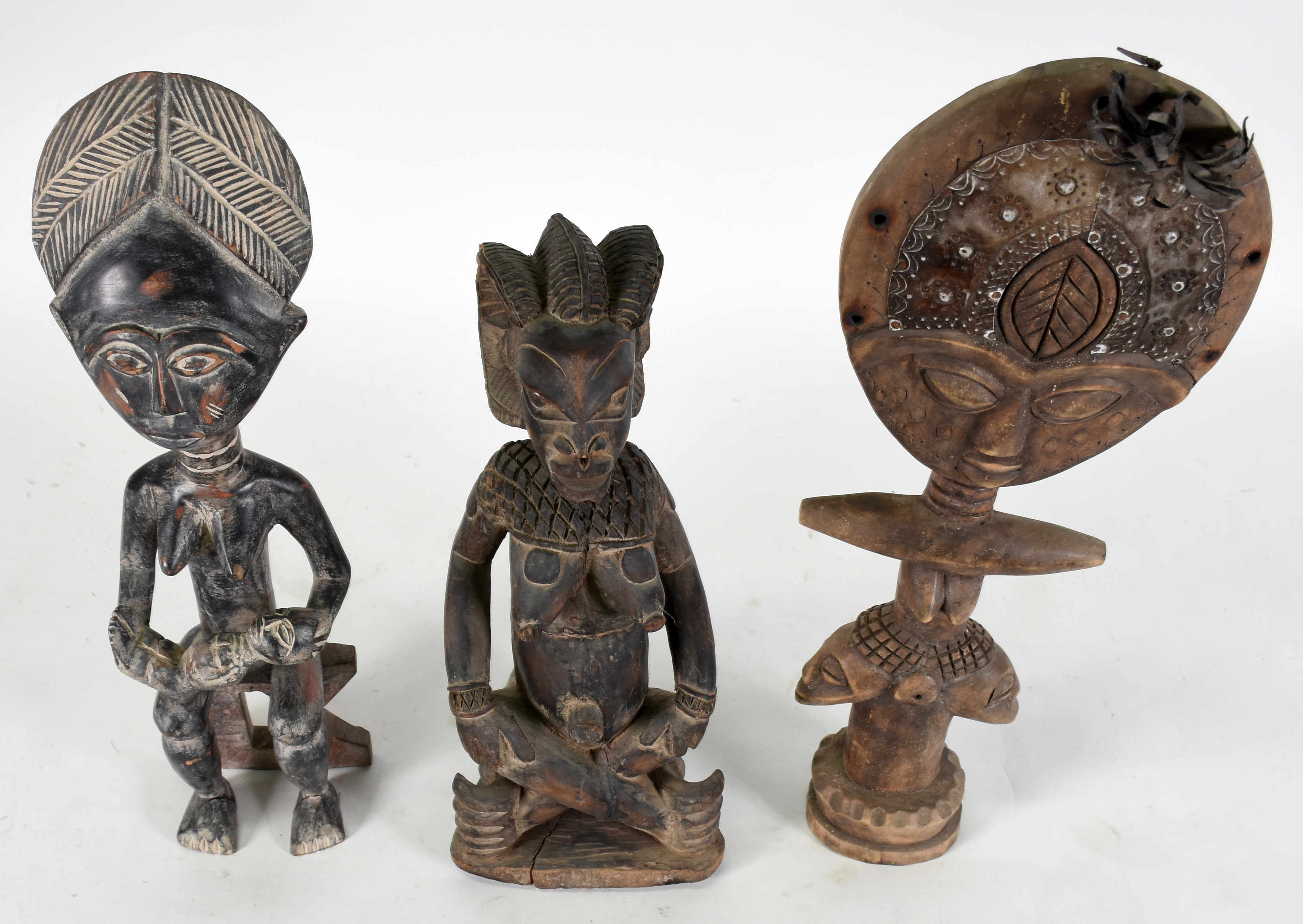 Três esculturas africanas entalhadas em madeira. - foto 2 de 7