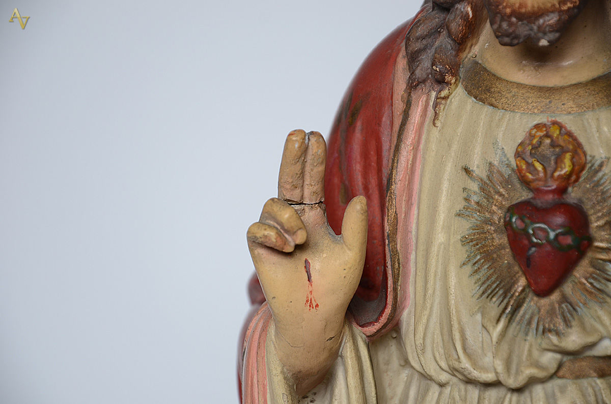 Cristo (Sagrado Coração) em gesso policromado com olhos de vidro... - foto 3 de 3